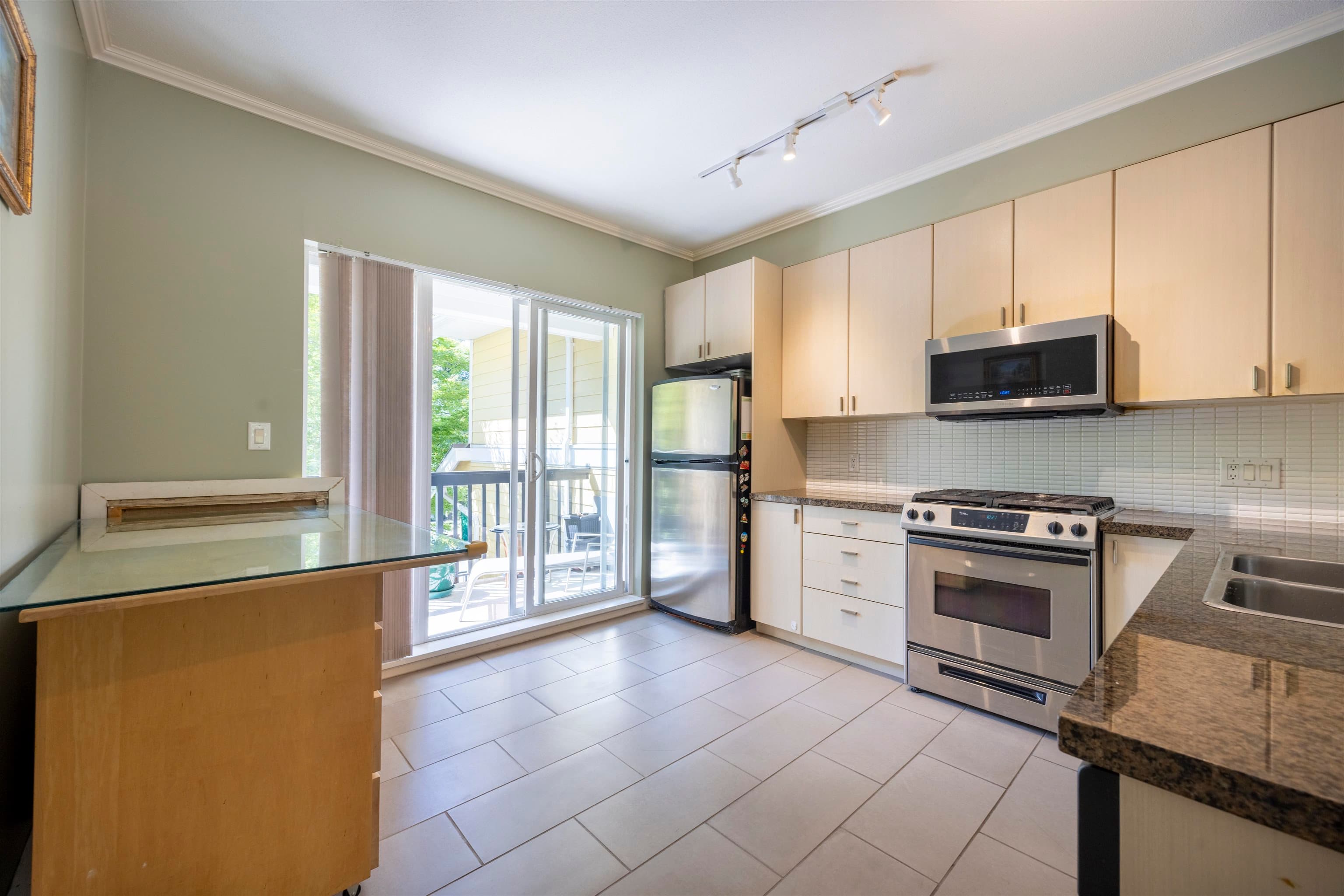 11 - 6878 Southpoint Drive, Burnaby, V3N 5E4 — photo 3