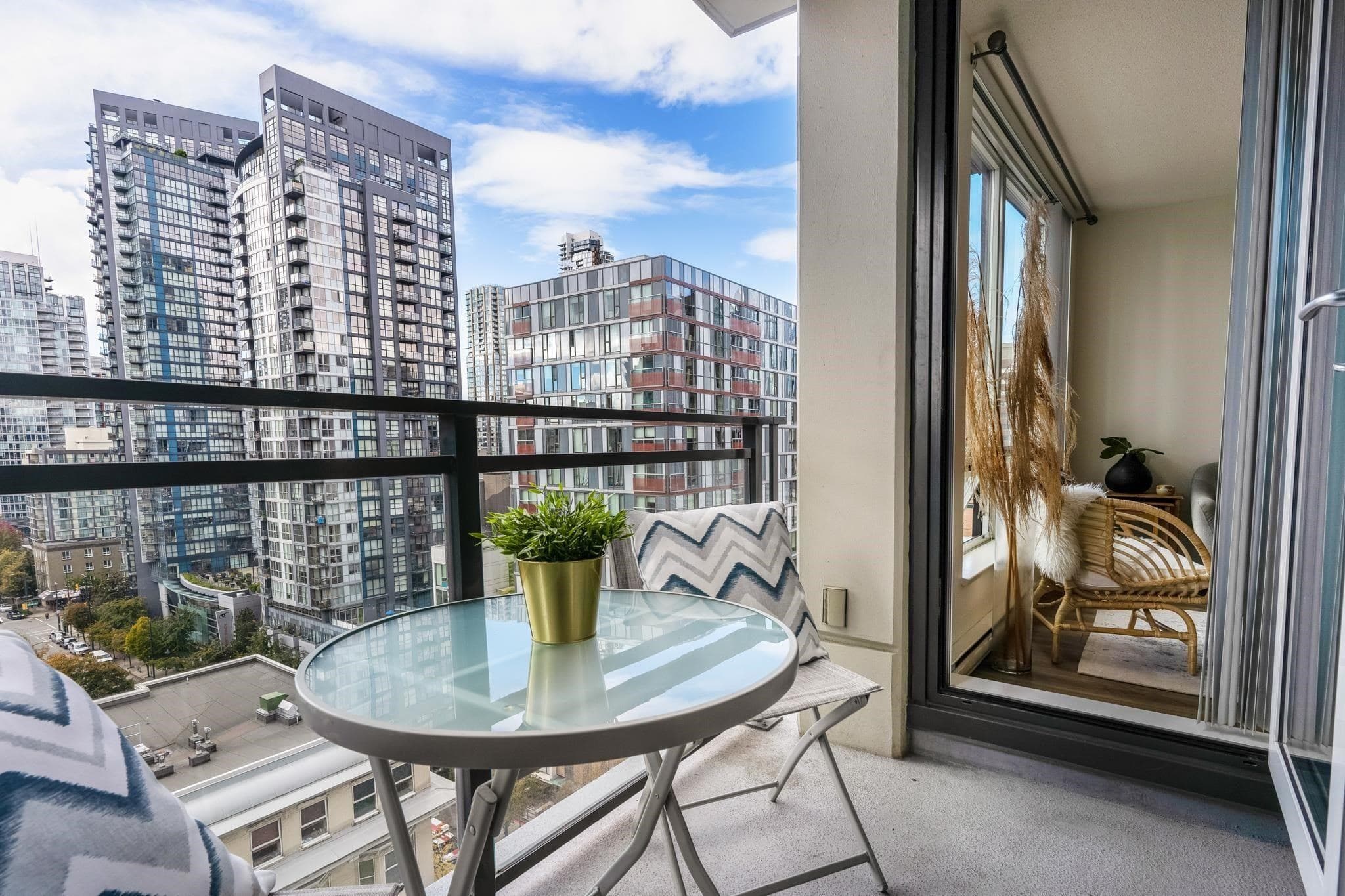 1609 - 1082 Seymour Street, Vancouver, V6B 1X9 — photo 3
