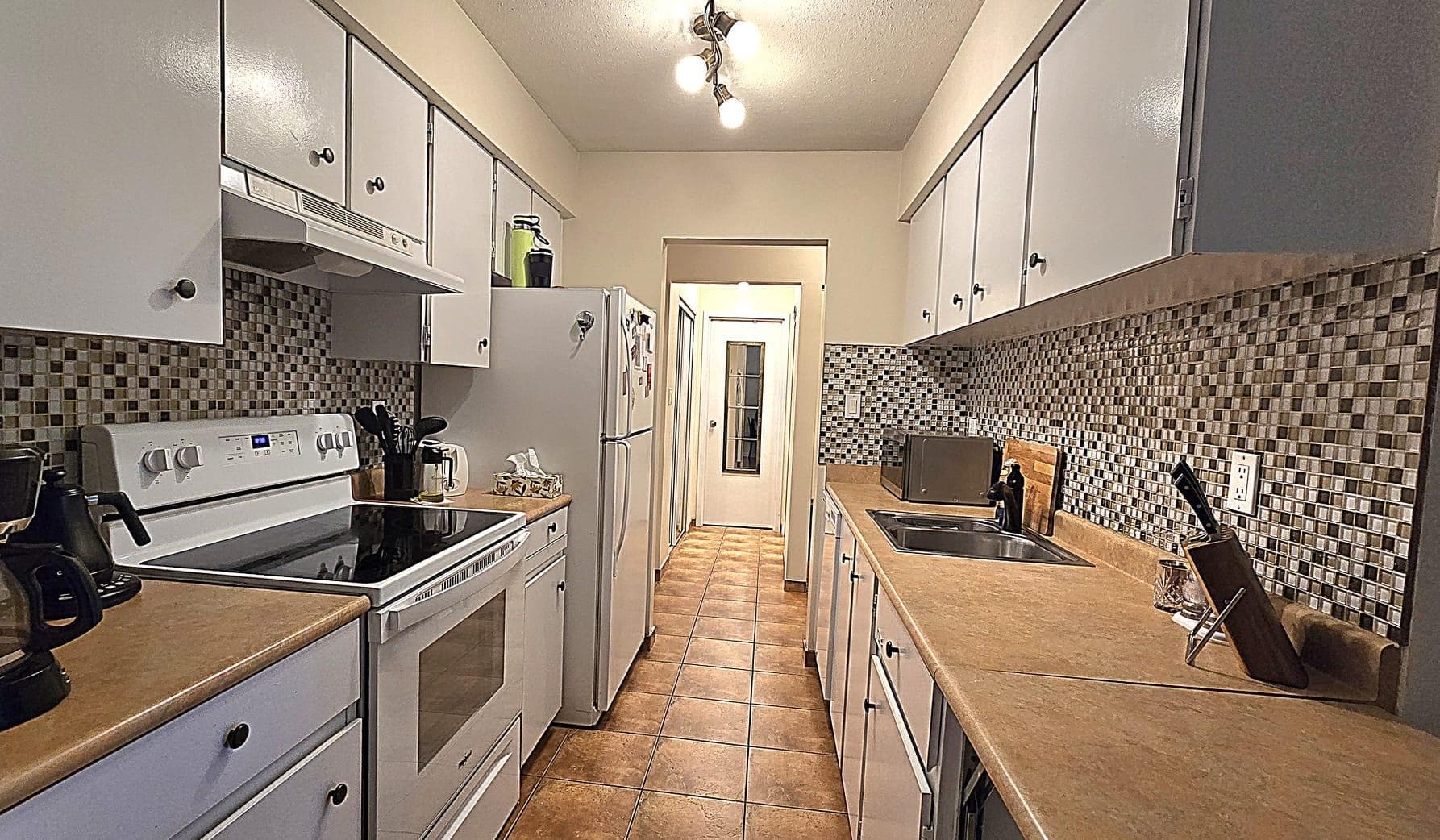 303 - 9857 Manchester Drive, Burnaby, V3N 4P5 — photo 3
