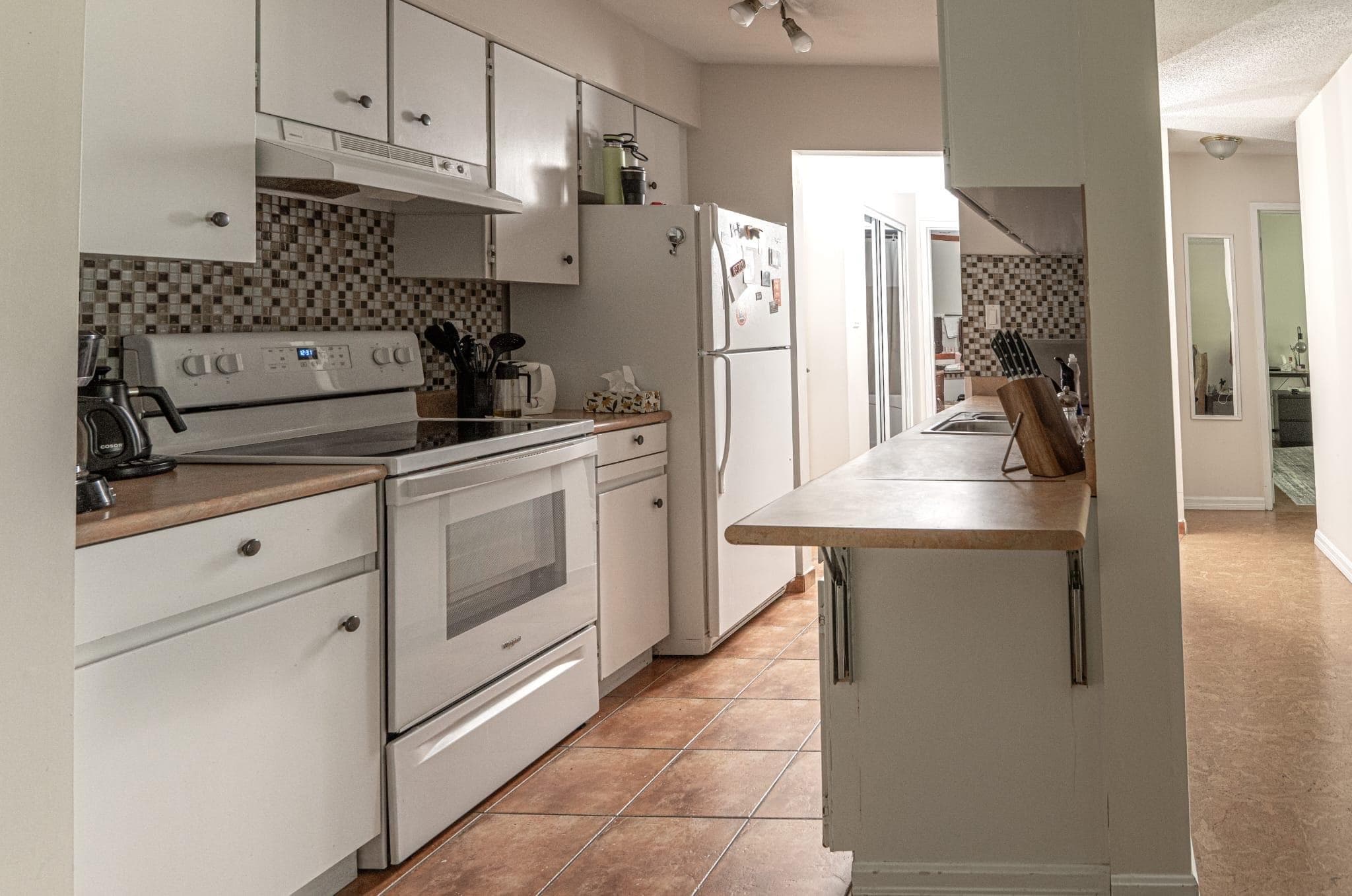 303 - 9857 Manchester Drive, Burnaby, V3N 4P5 — photo 4