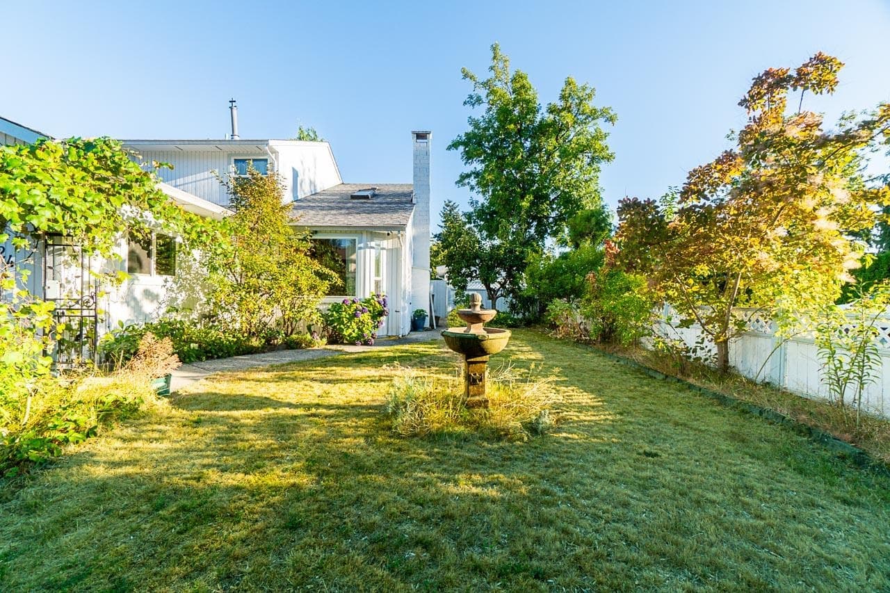15524 96b Avenue, Surrey, V3R 7N7 — photo 4