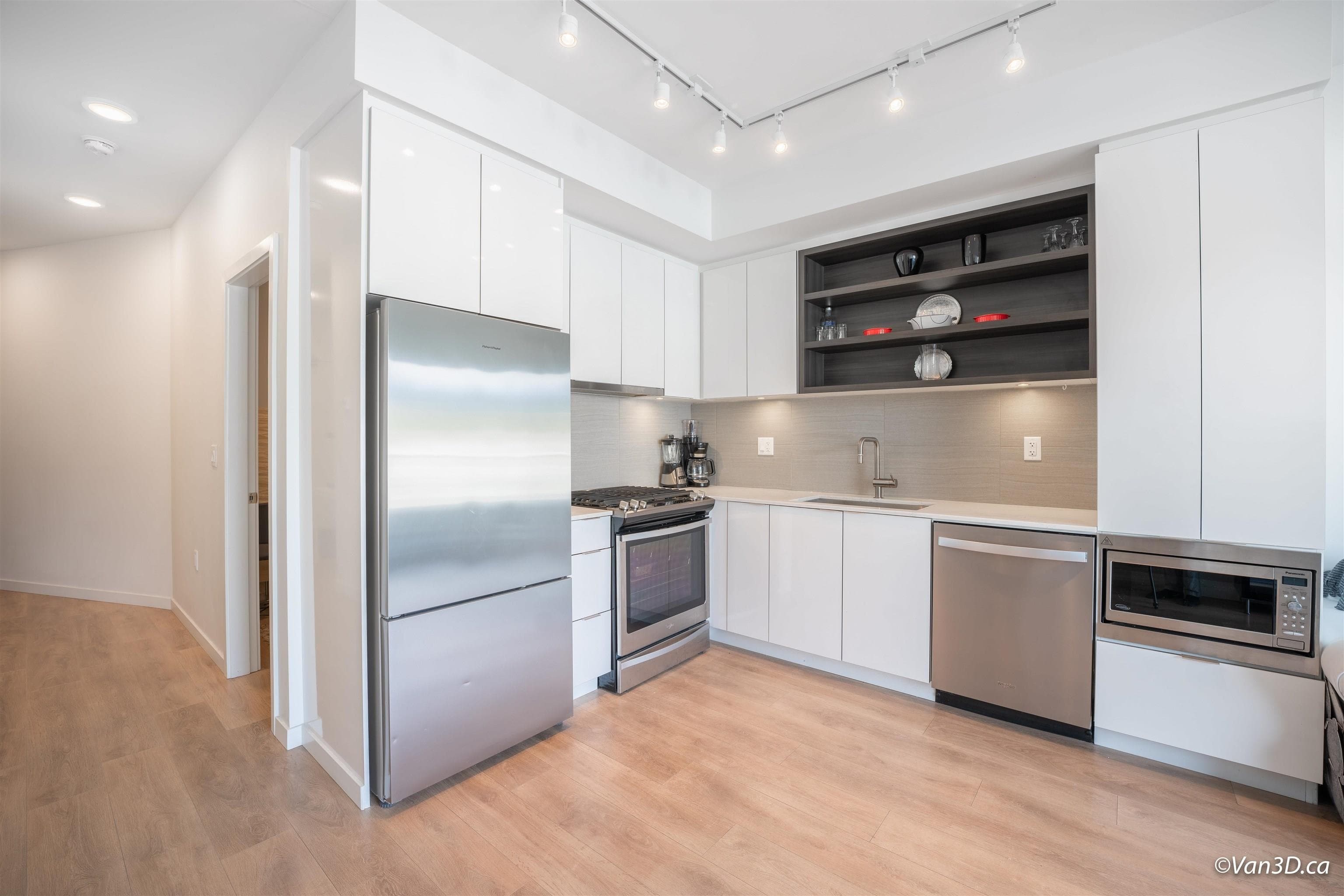 501 - 725 Marine Drive, North Vancouver, V7M 0G2 — photo 4