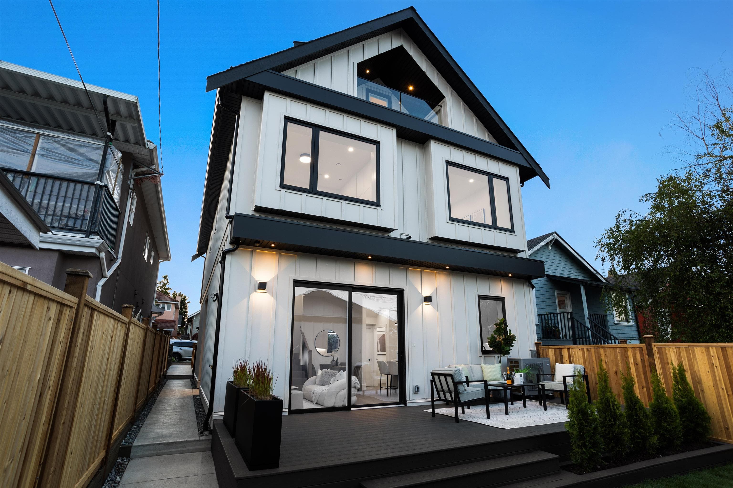 2 - 2864 E Georgia Street, Vancouver