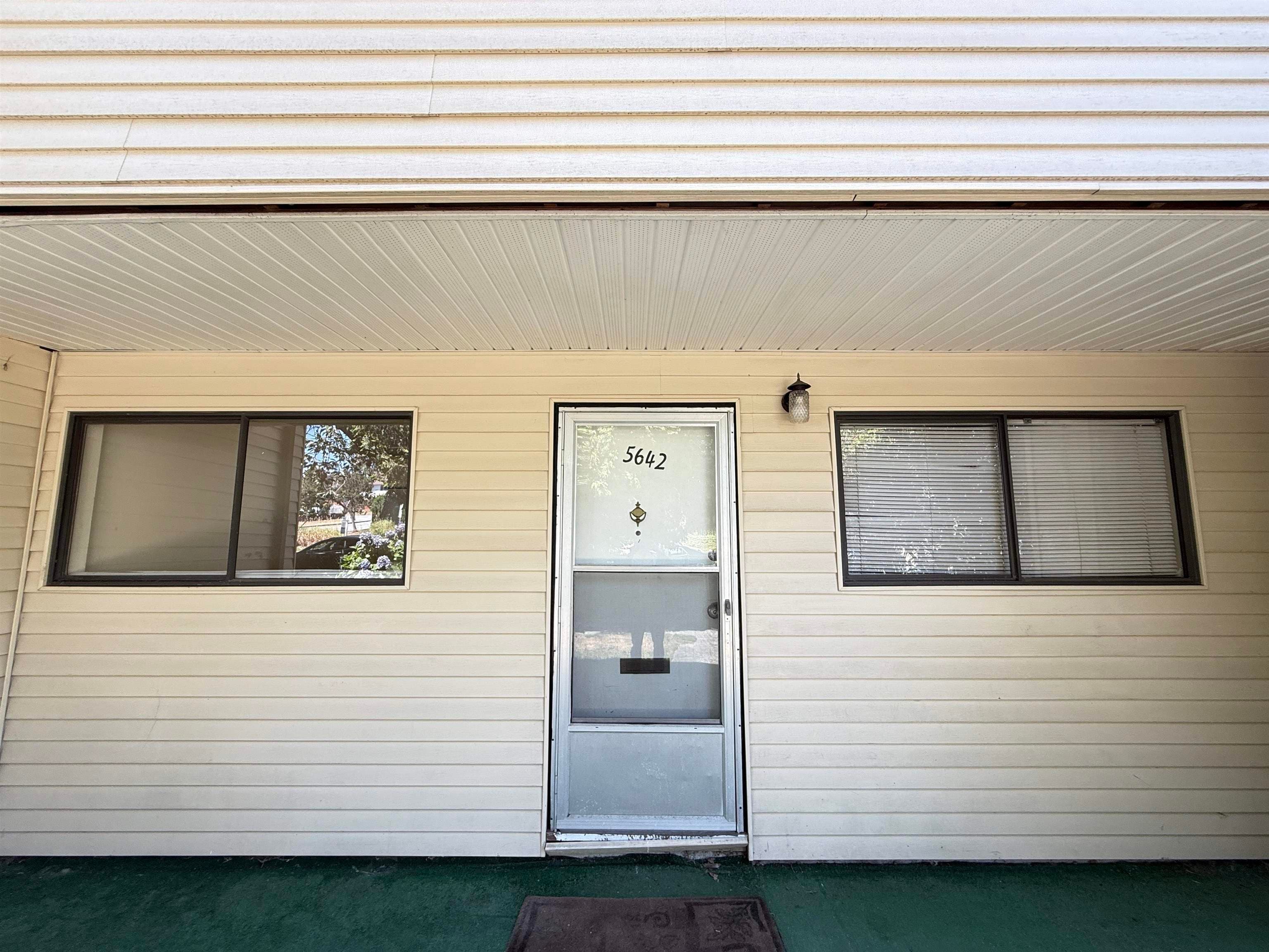 5642 Broadway, Burnaby, V5B 1W7 — photo 2