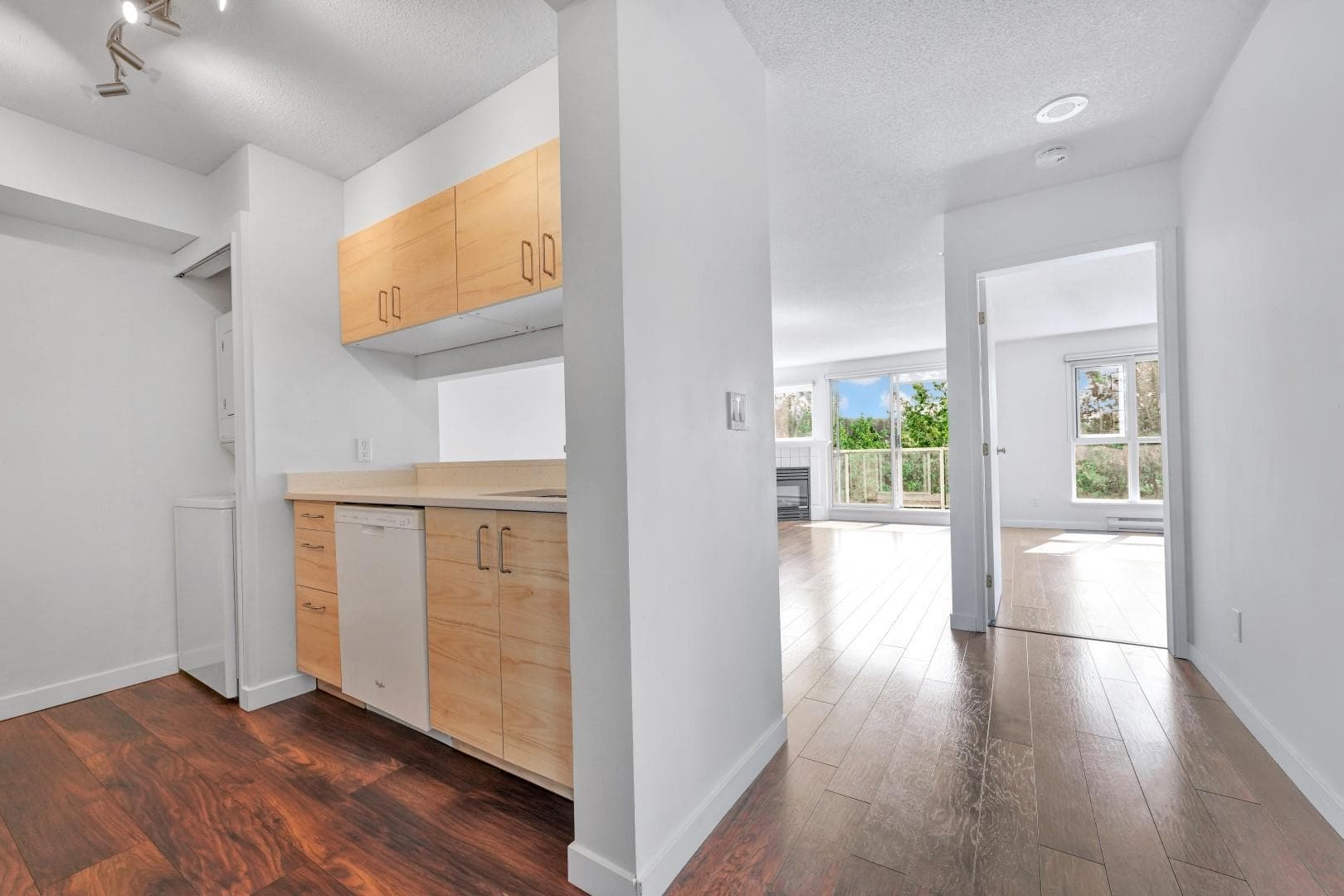 803 - 9830 Whalley Boulevard, Surrey, V3T 5S7 — photo 2