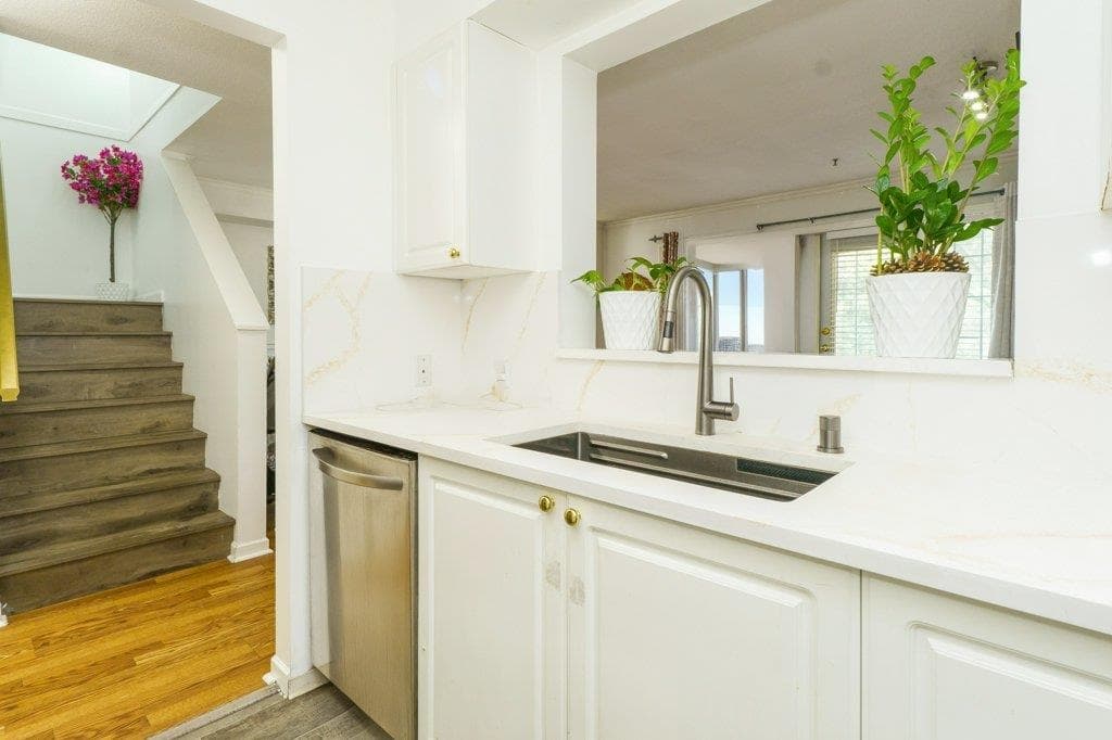 106 - 15258 105 Avenue, Surrey, V3R 0W8 — photo 4