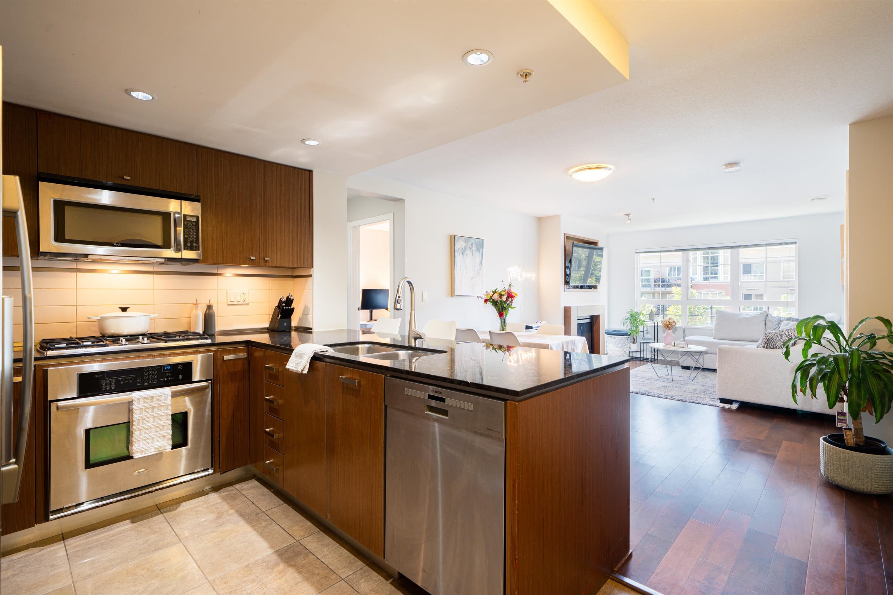 313 - 2940 King George Boulevard, Surrey, V4P 0E4 — photo 4