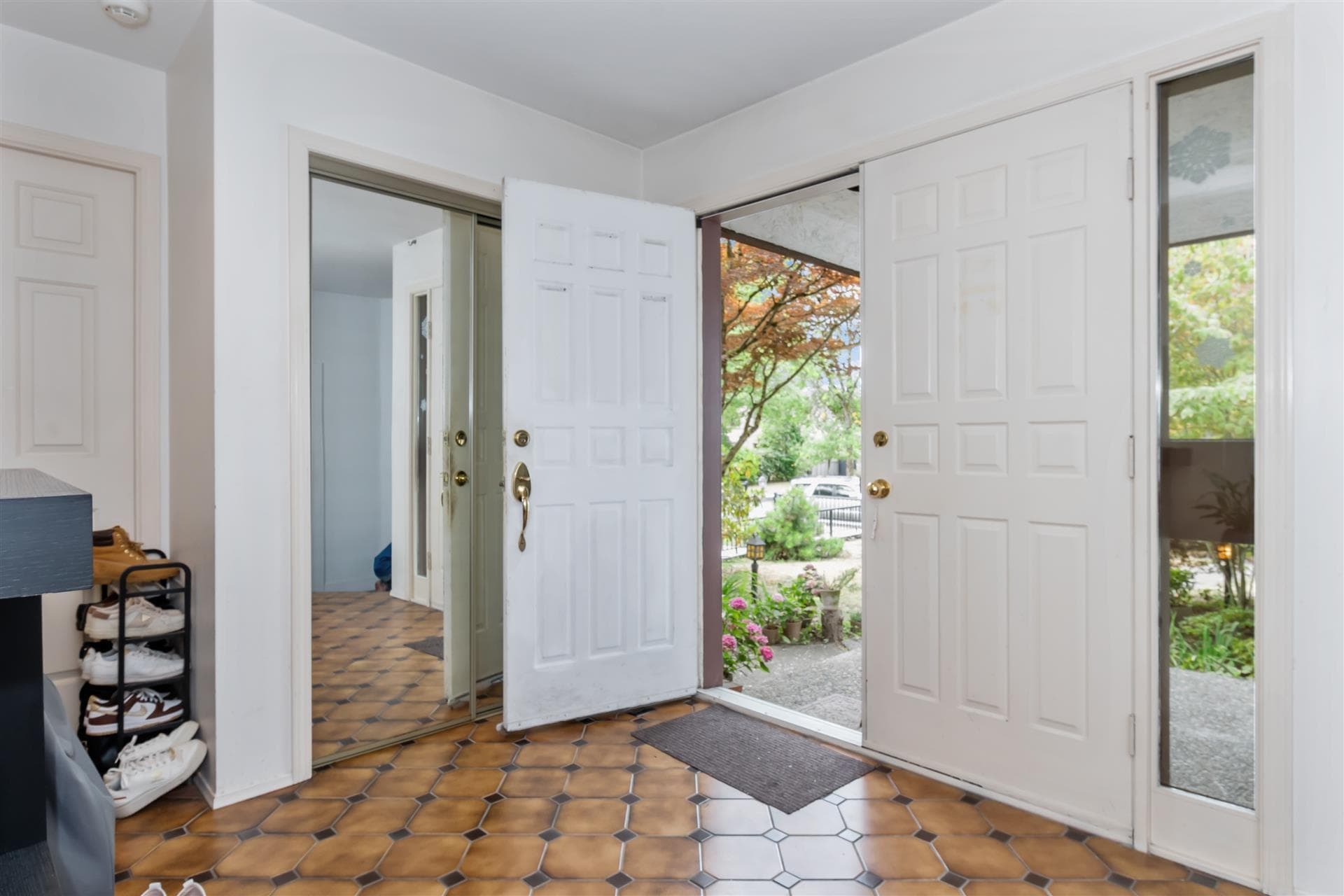 5564 Elizabeth Street, Vancouver, V5Y 3J9 — photo 2