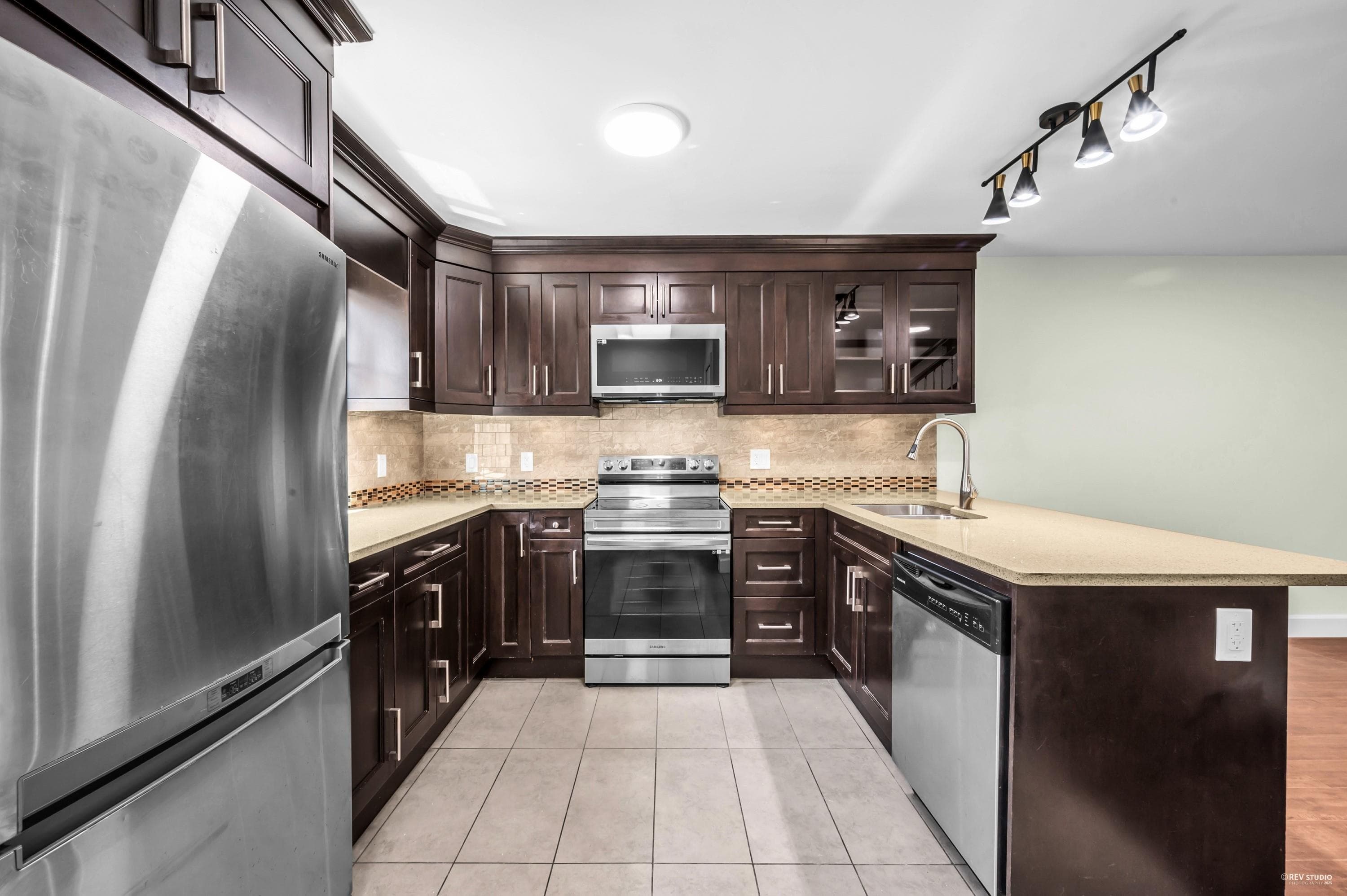 201 - 423 8th Street, New Westminster, V3M 3R5 — photo 2