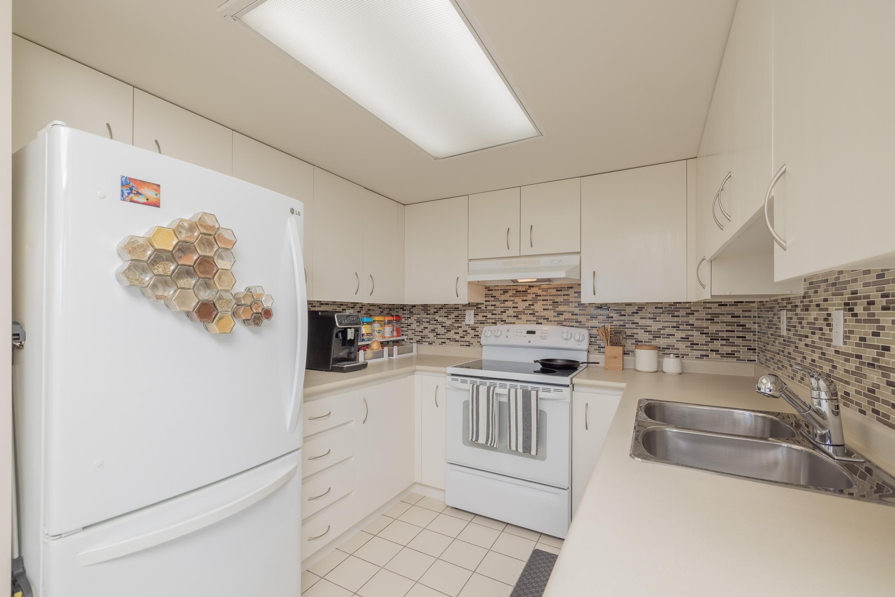 1504 - 10082 148 Street, Surrey, V3R 0S3 — photo 4