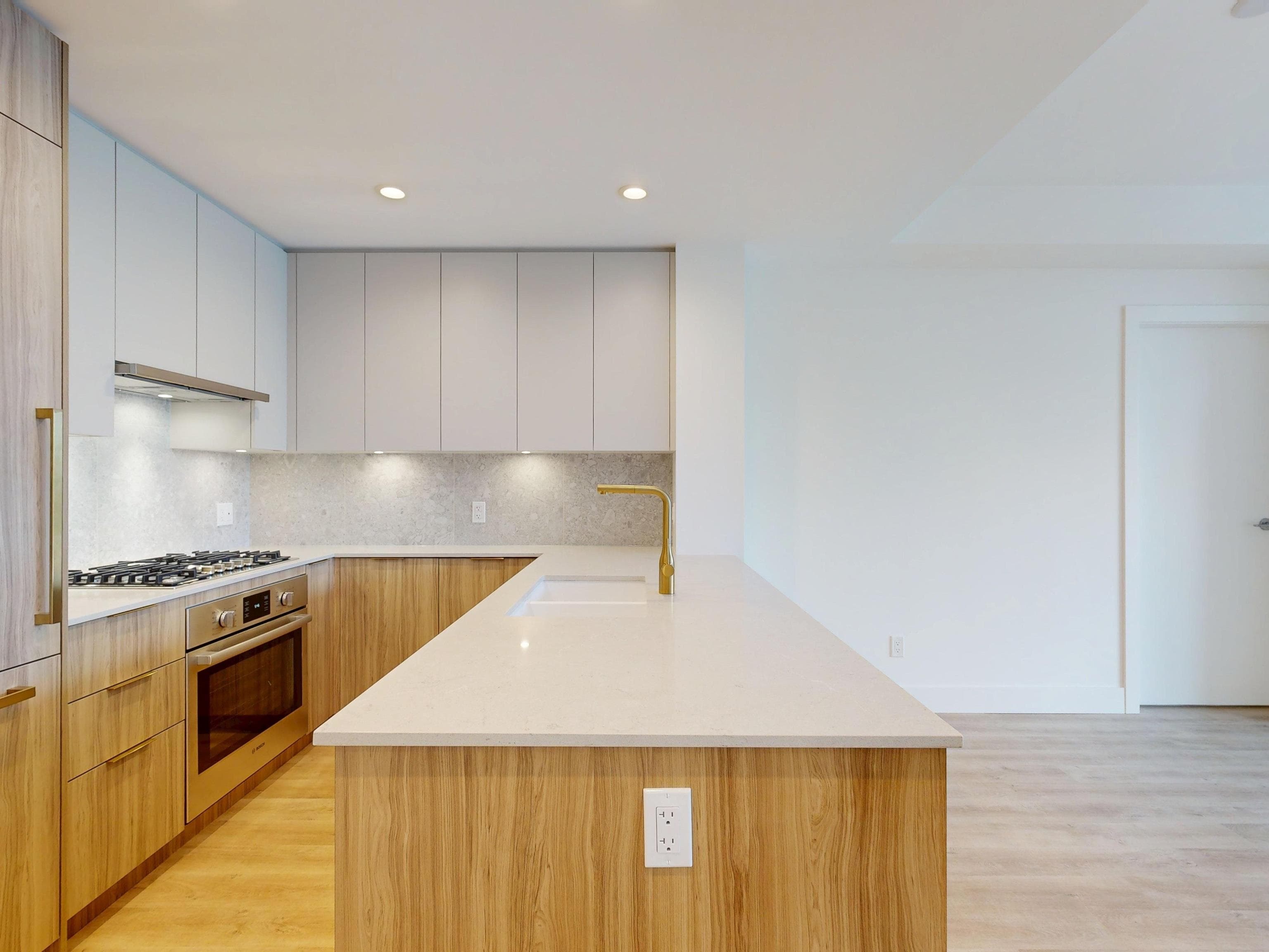 401 - 2385 Emery Court, North Vancouver, V7J 0G1 — photo 2