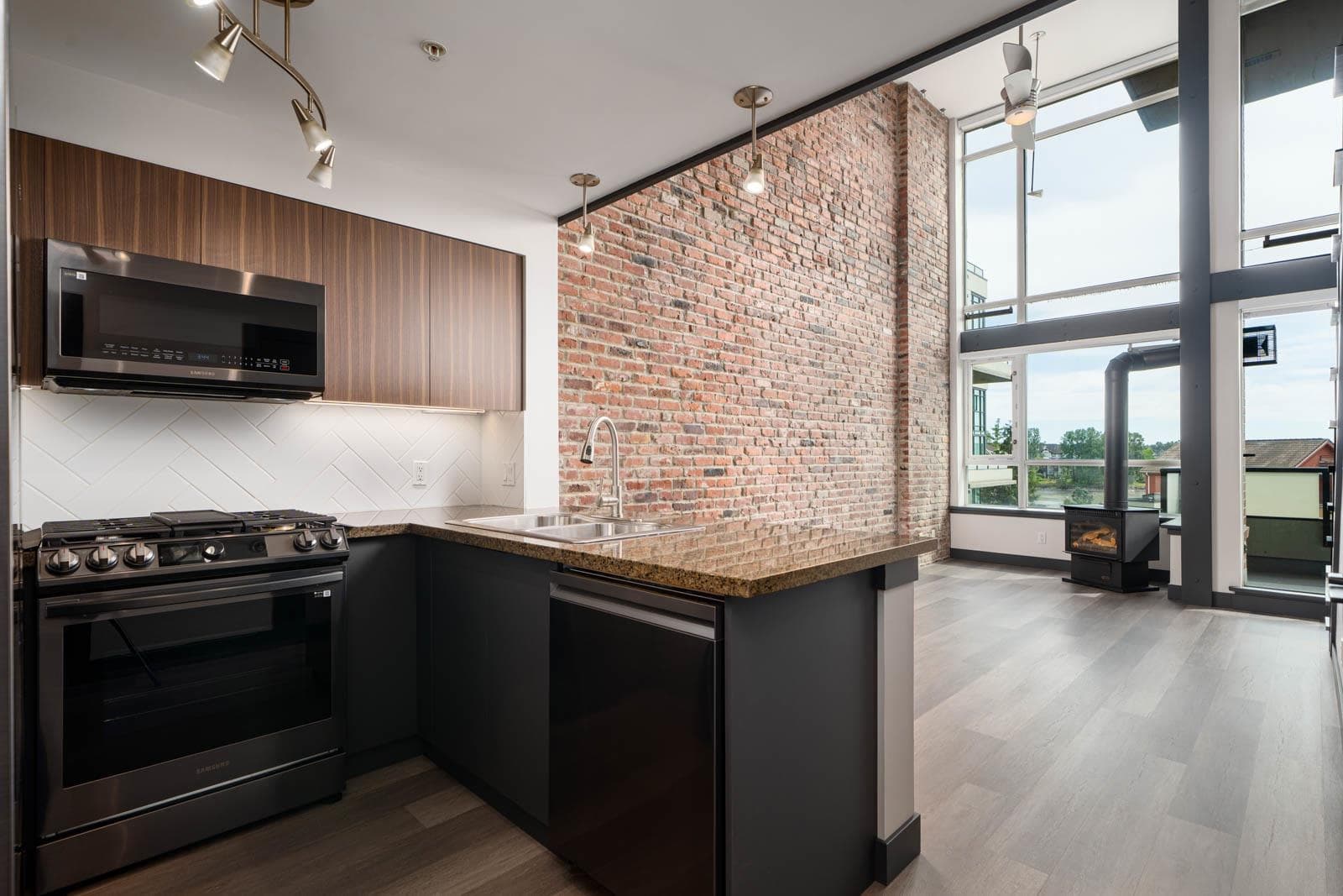 315 - 10 Renaissance Square, New Westminster, V3M 7B1 — photo 2
