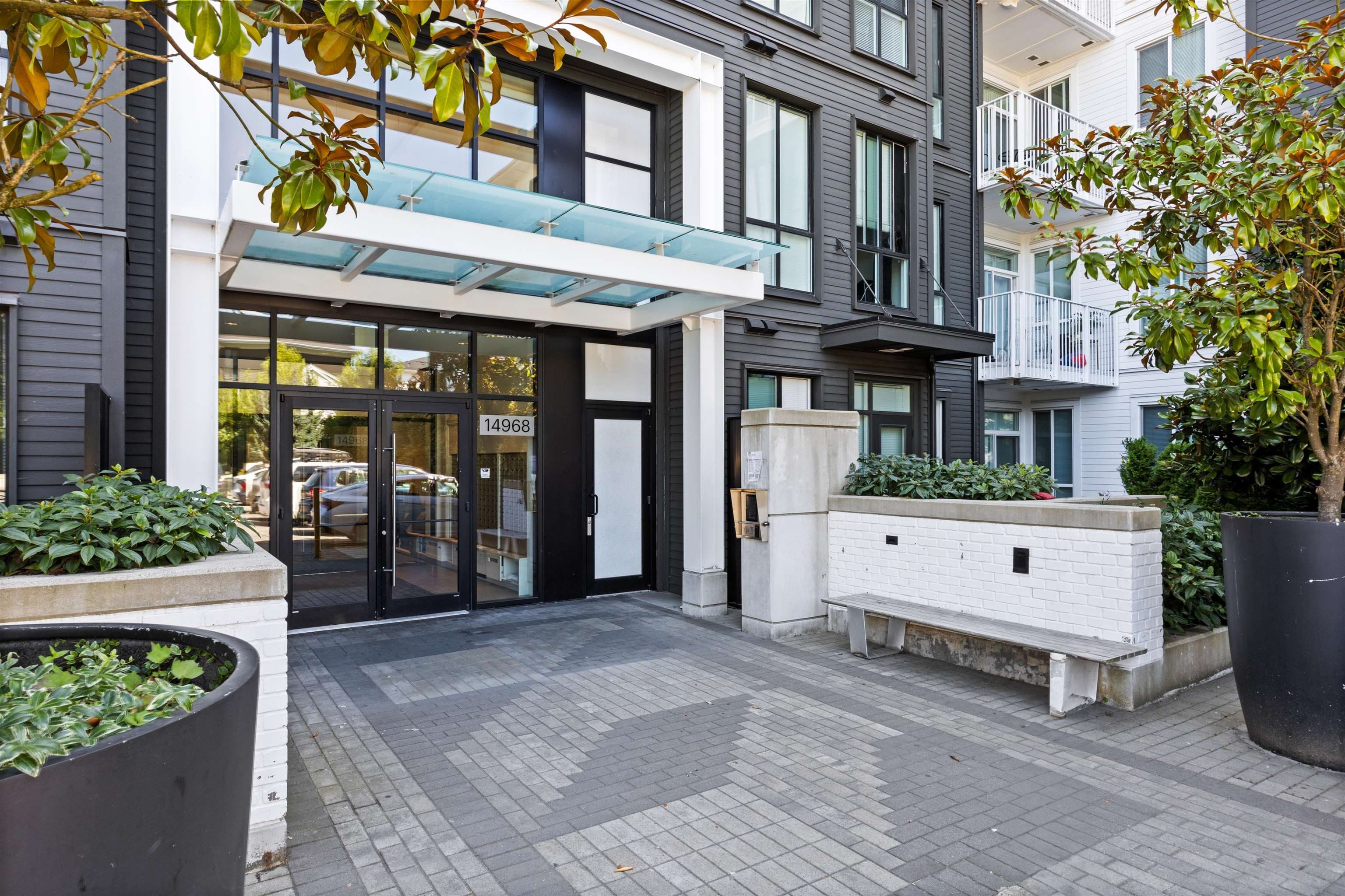 409 - 14968 101a Avenue, Surrey, V3R 0E8 — photo 3
