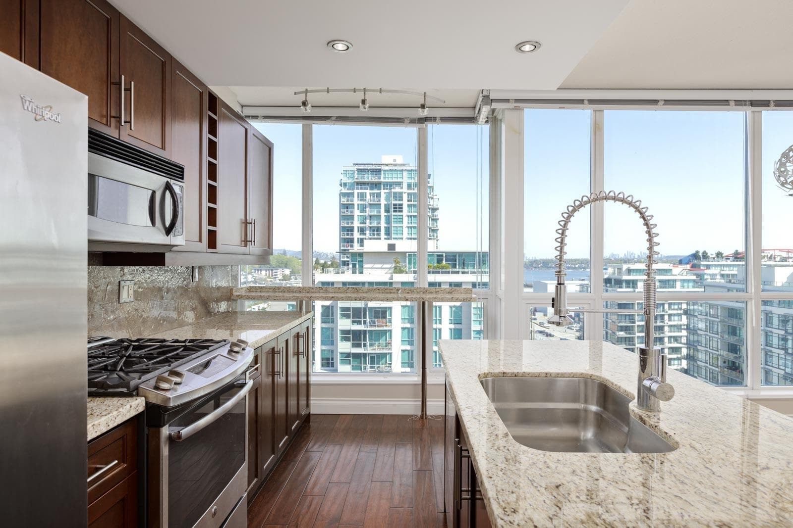 1402 - 138 E Esplanade Esplanade, North Vancouver, V7L 4X9 — photo 1