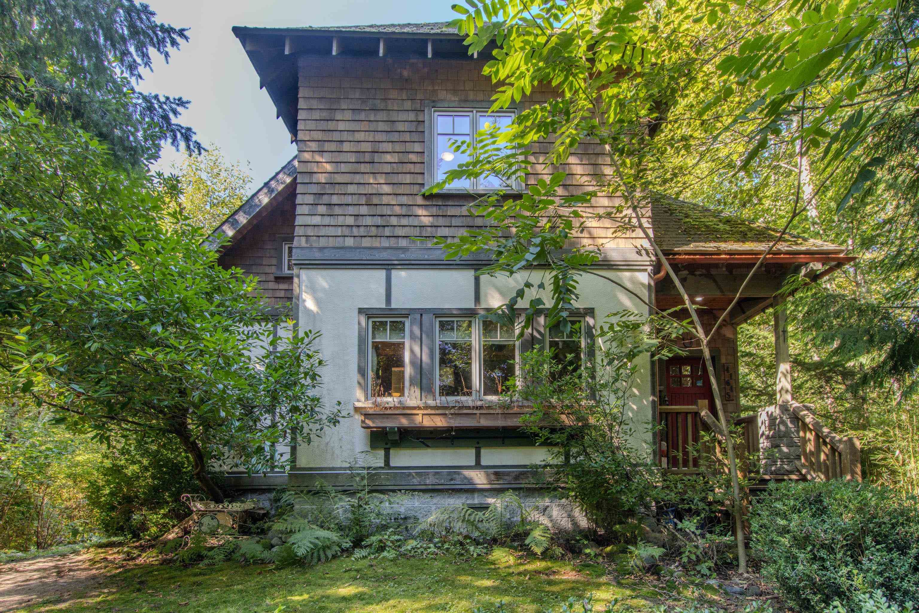 41645 Government Road, Squamish