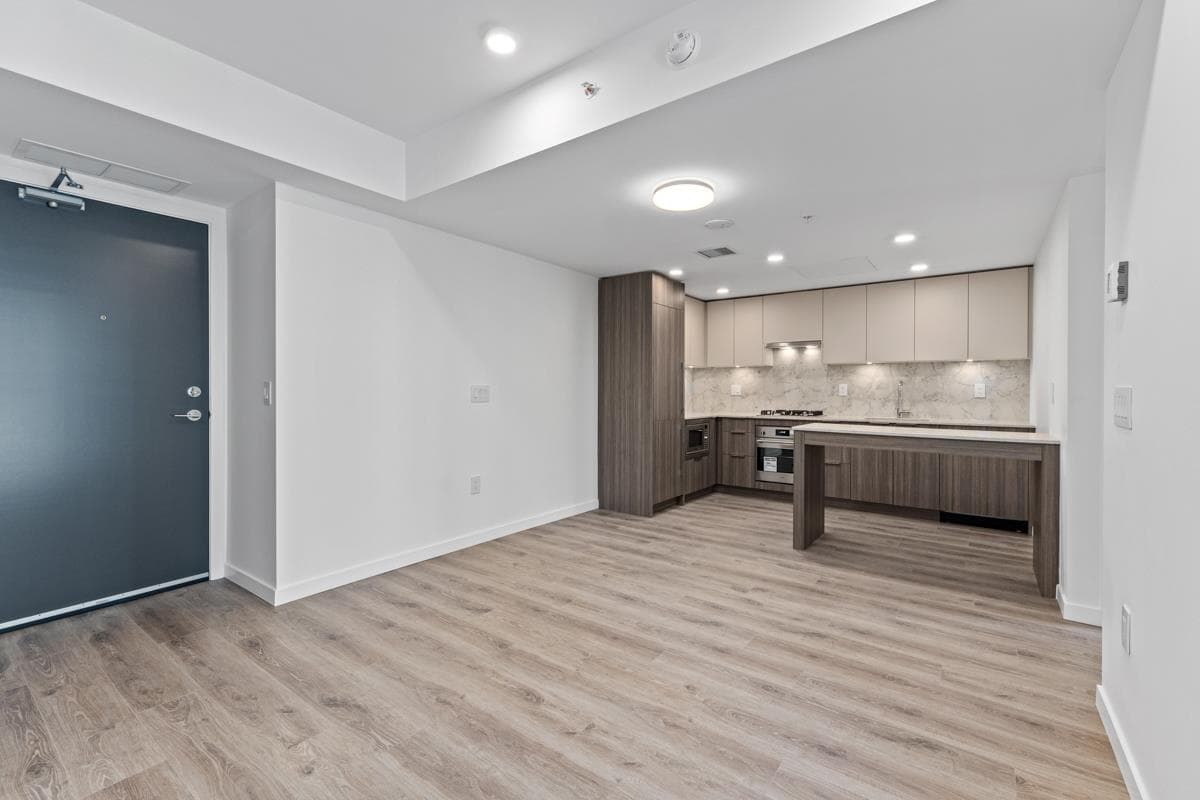 1301 - 10333 133 Street, Surrey, V3T 0V1 — photo 2
