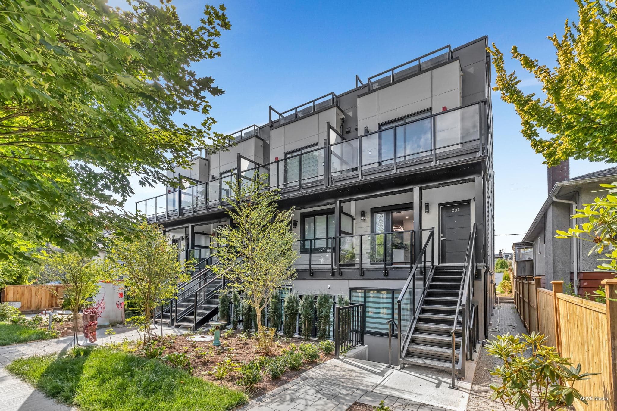 102 - 2122 E 32nd Avenue, Vancouver, V5N 3B9 — photo 2