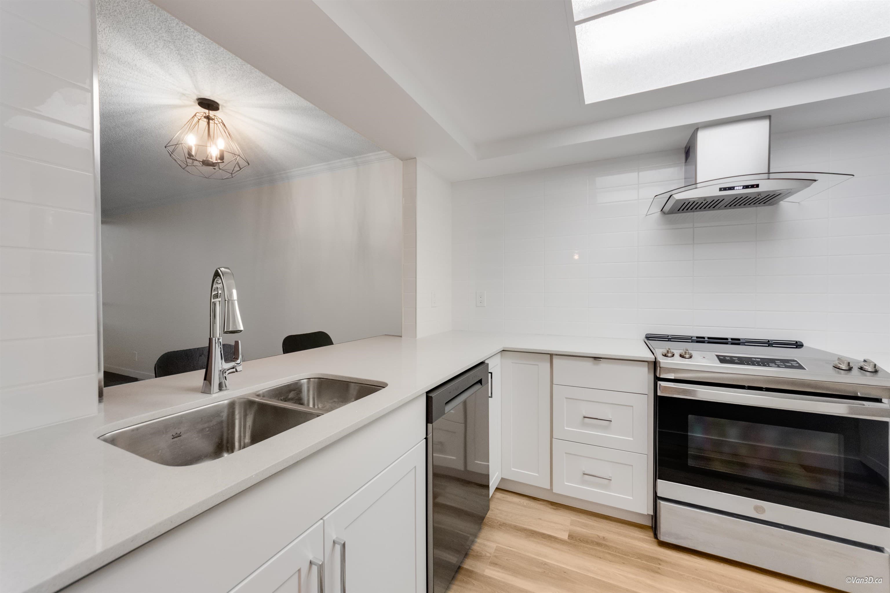 601 - 460 Westview Street, Coquitlam, V3K 6C9 — photo 1