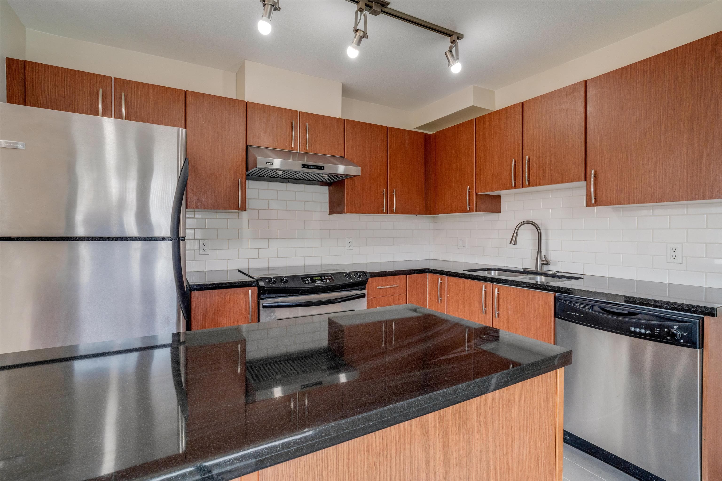 402 - 7339 Macpherson Avenue, Burnaby, V5J 0B1 — photo 3