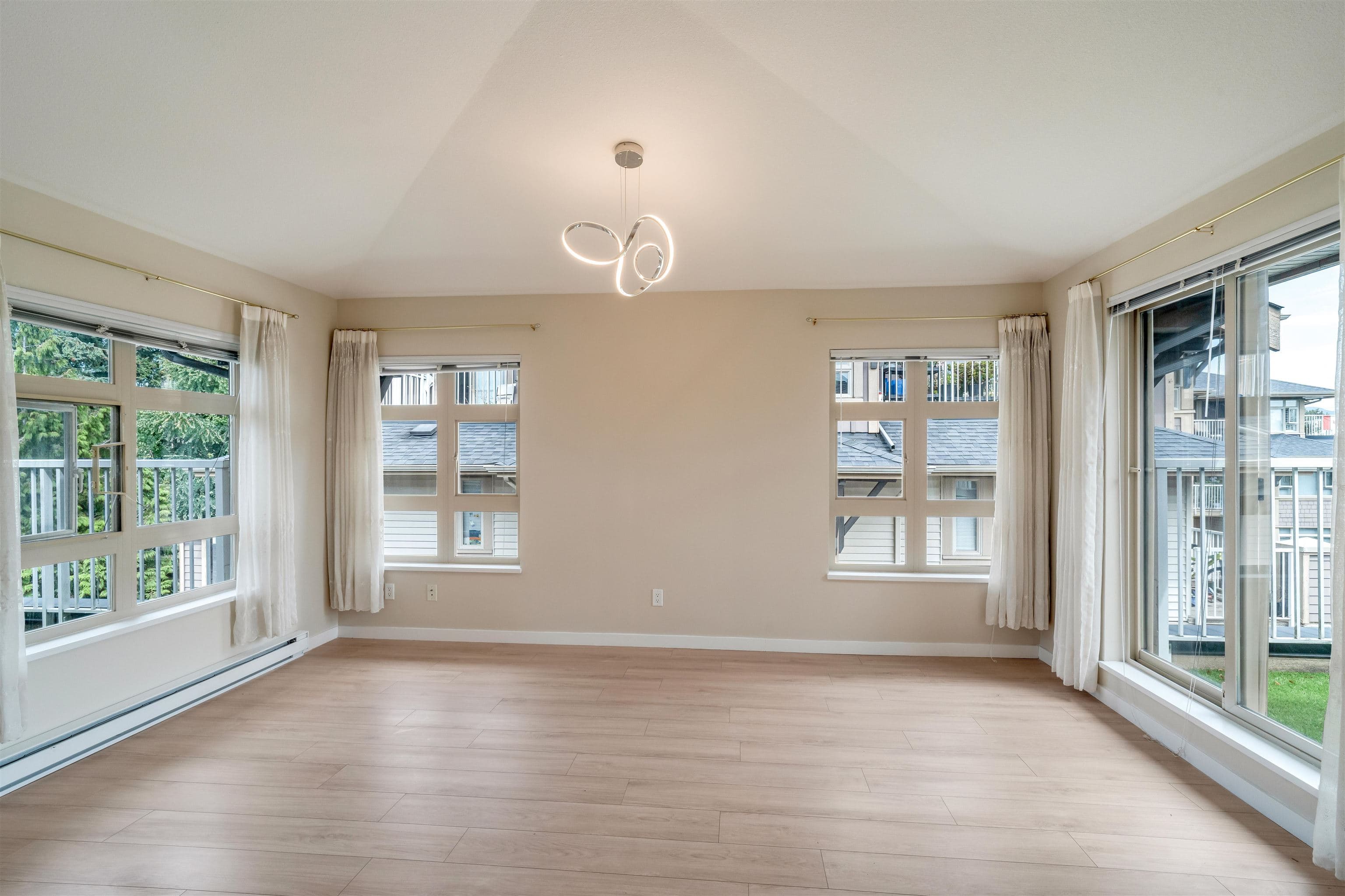 402 - 7339 Macpherson Avenue, Burnaby, V5J 0B1 — photo 1