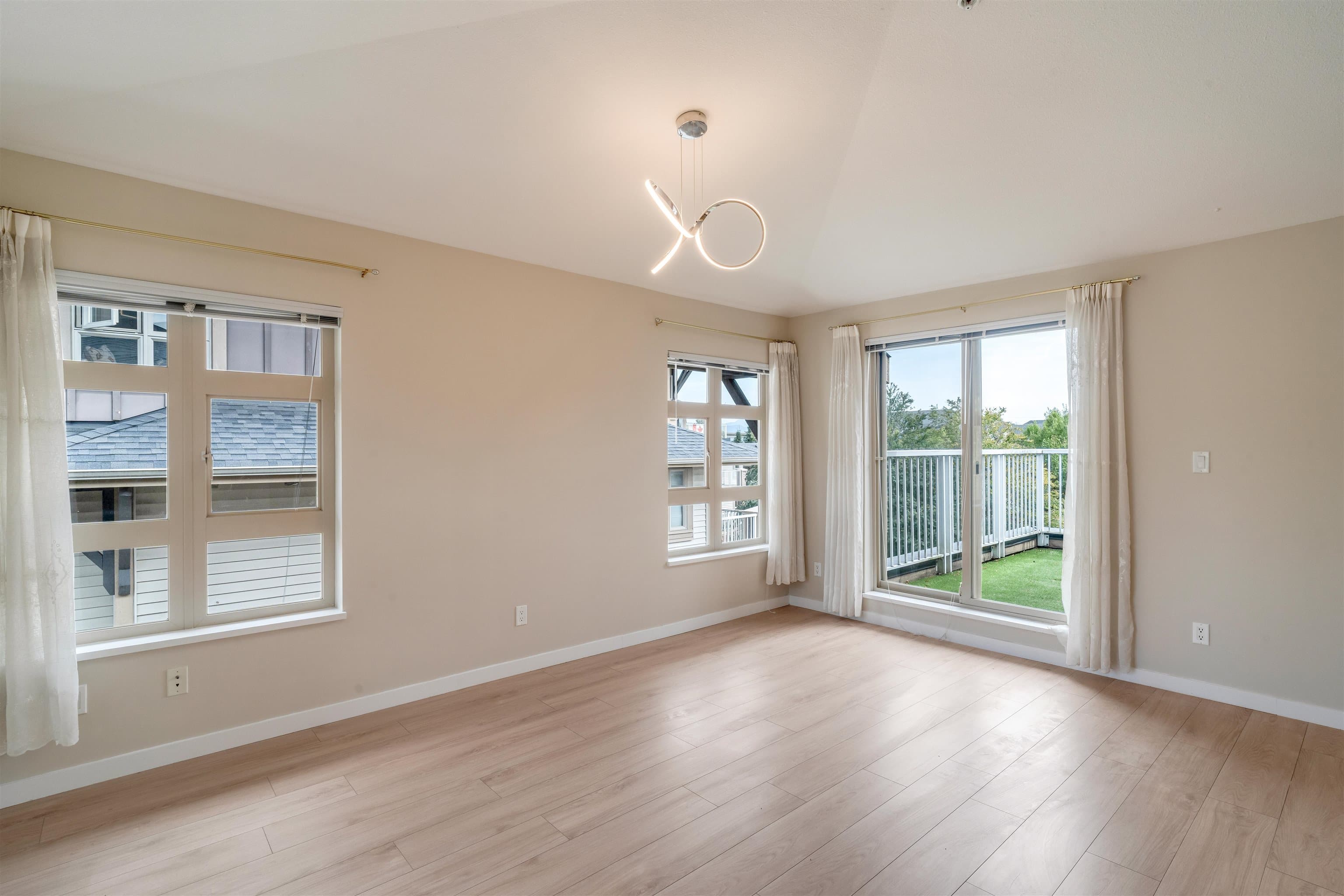 402 - 7339 Macpherson Avenue, Burnaby, V5J 0B1 — photo 5