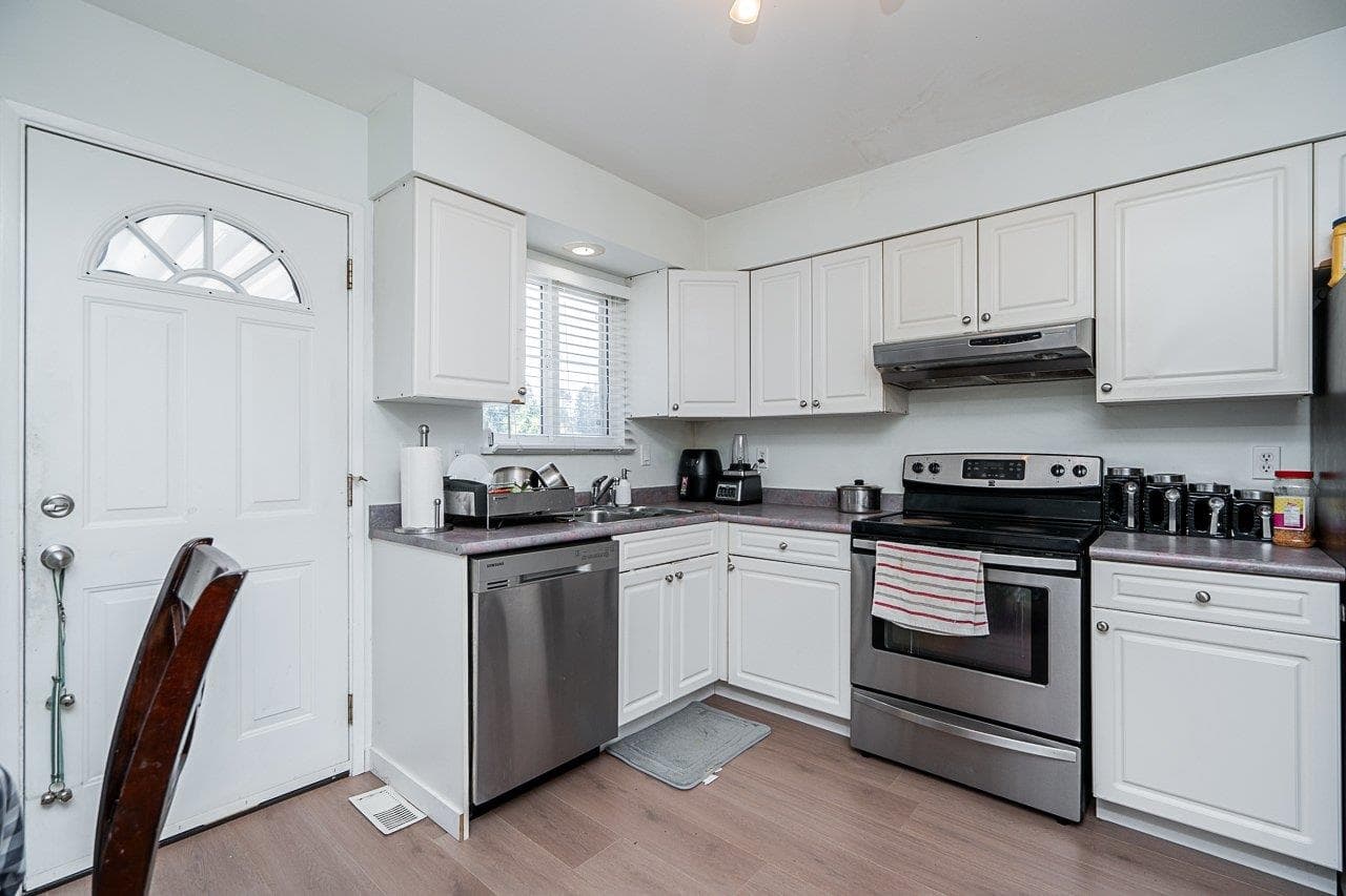 13728 Blackburn Avenue, White Rock, V4B 2Y8 — photo 5