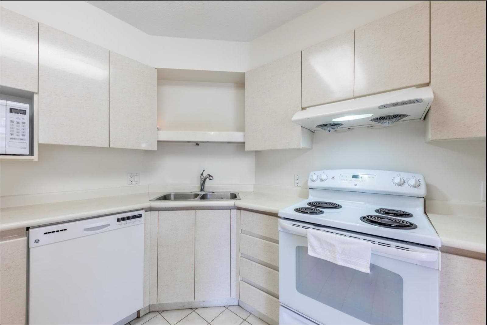 605 - 7995 Westminster Highway, Richmond, V6X 3Y5 — photo 2