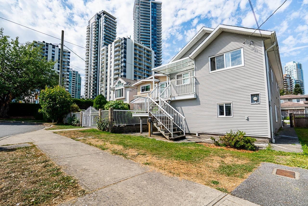 5959 Mcmurray Avenue, Burnaby, V5H 3E5 — photo 2