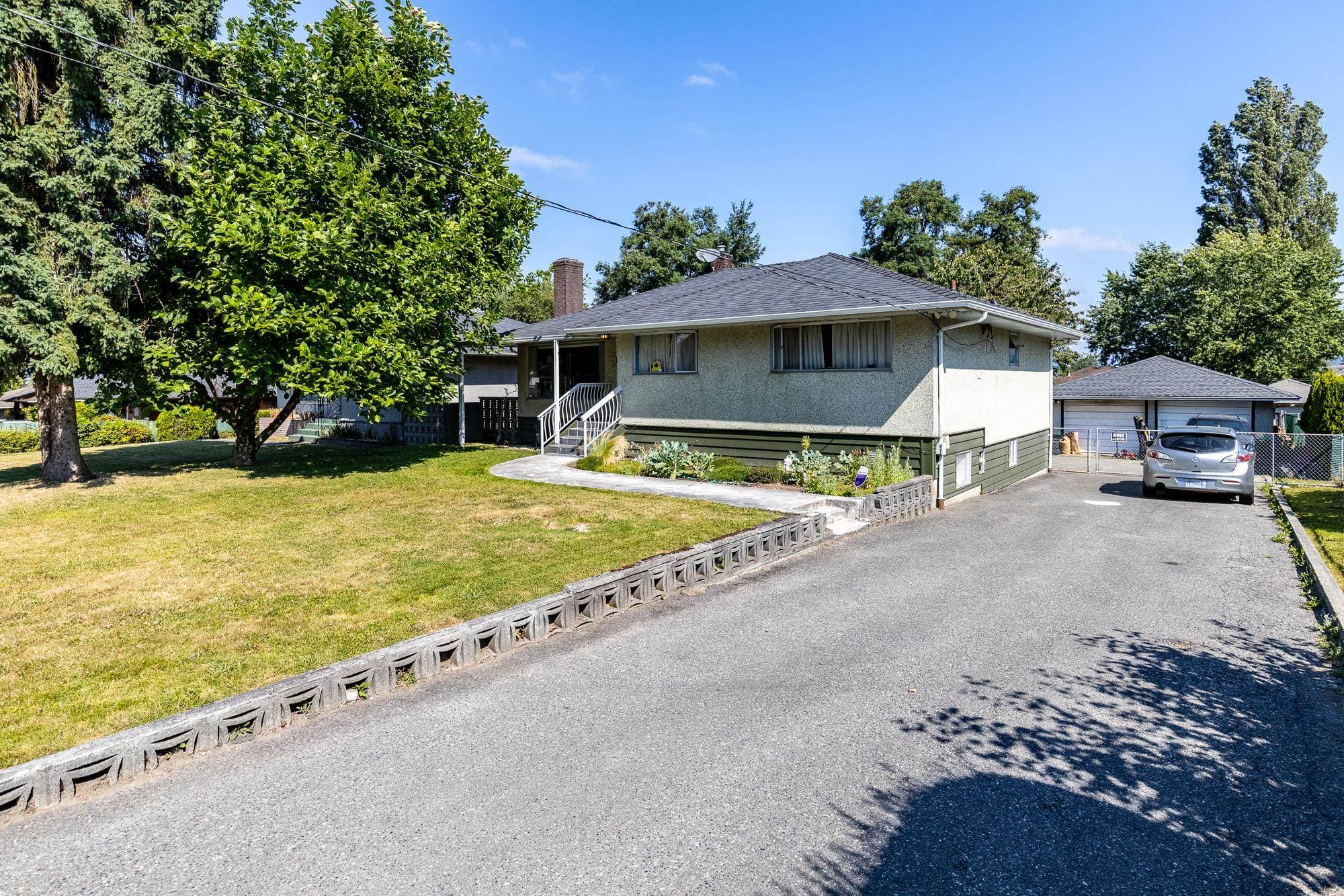 13759 111 Avenue, Surrey, V3R 2C1 — photo 2