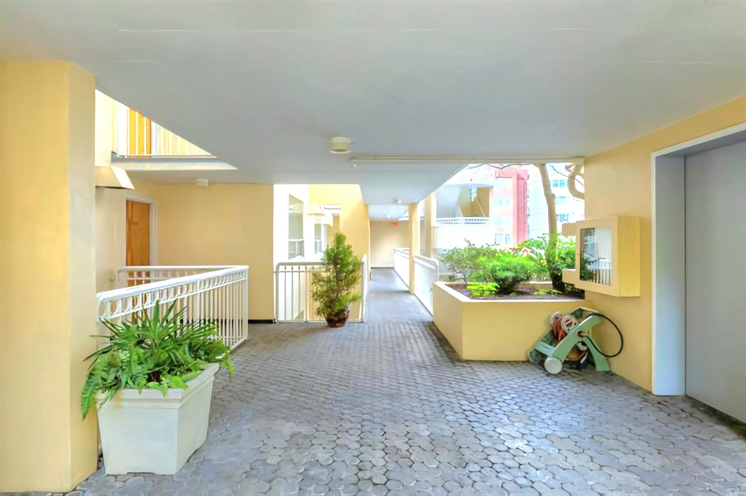 302 - 1406 Harwood Street, Vancouver, V6G 1X5 — photo 2