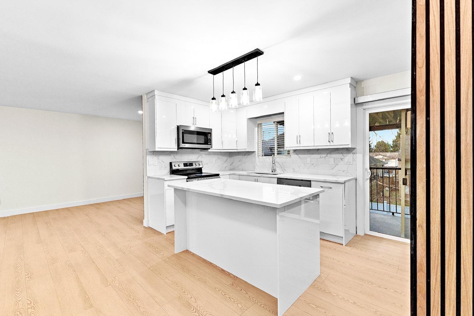 11633 87a Avenue, Delta, V4C 3B2 — photo 2