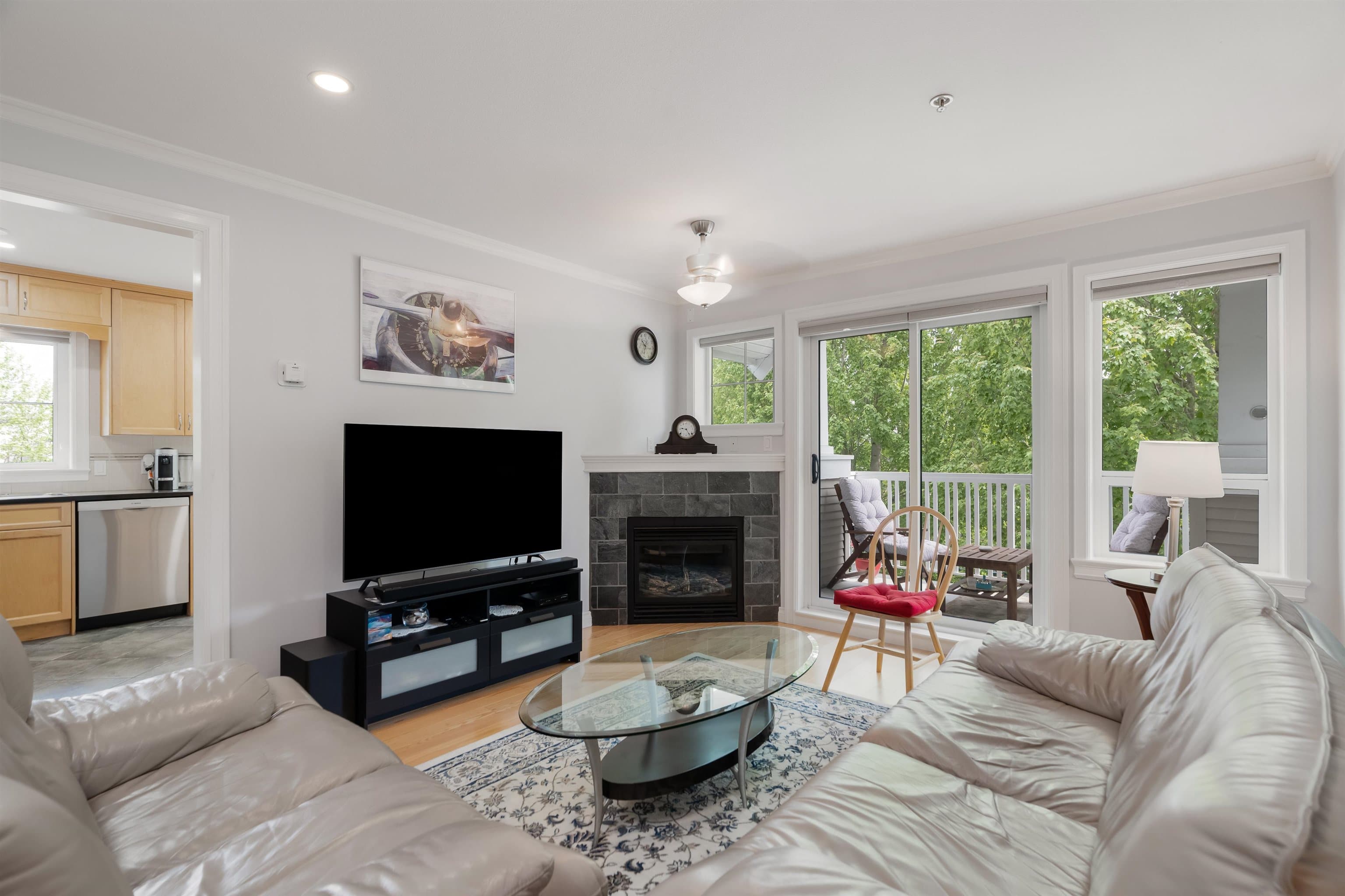 305 - 20750 Duncan Way, Langley, V3A 9J6 — photo 3