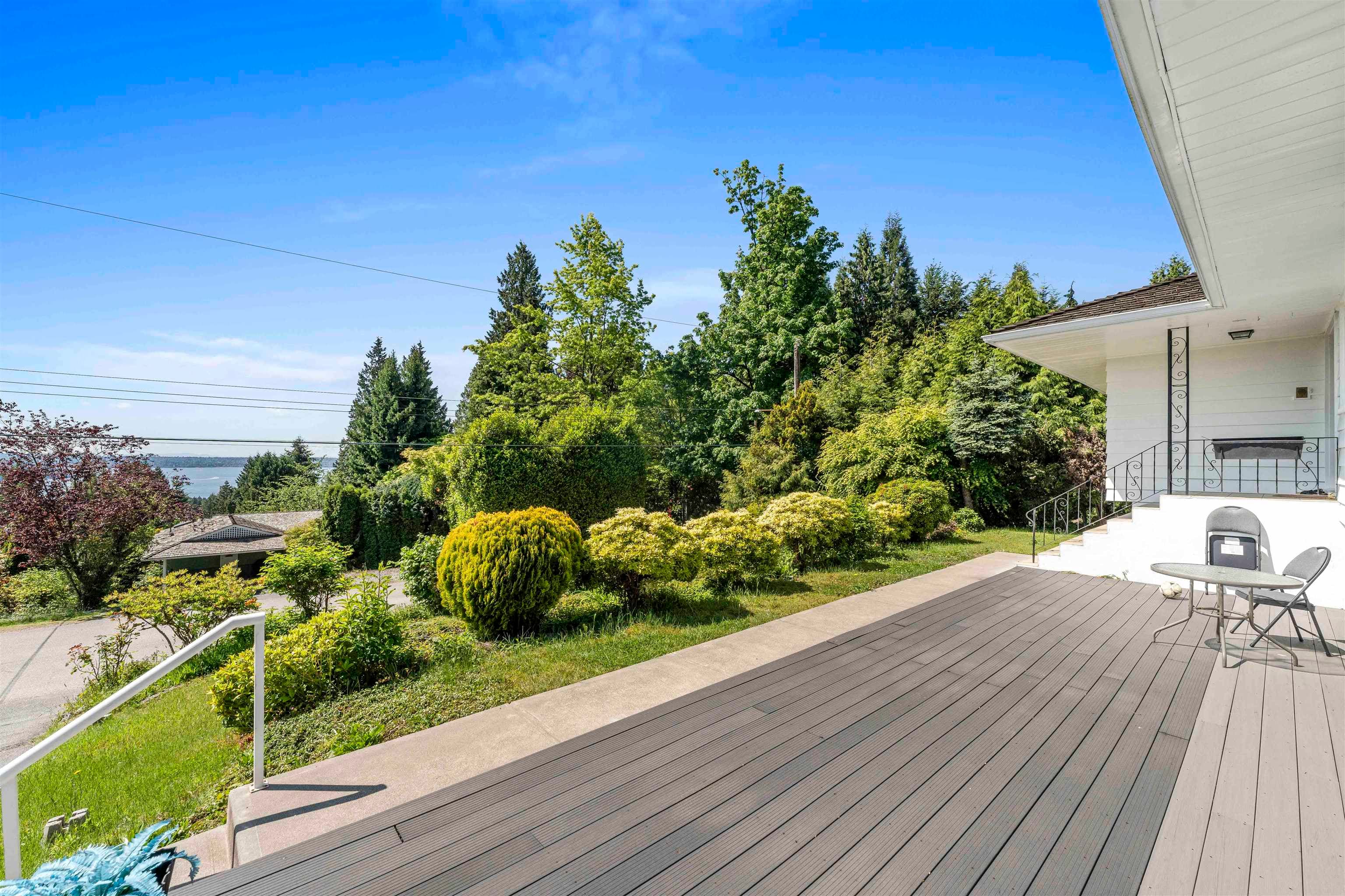 1895 Rosebery Avenue, West Vancouver, V7Z 2Z5 — photo 2