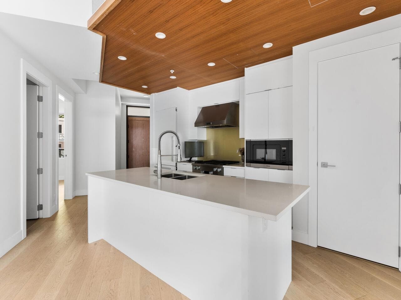 405 - 6687 Nelson Avenue, West Vancouver, V7W 2B2 — photo 2