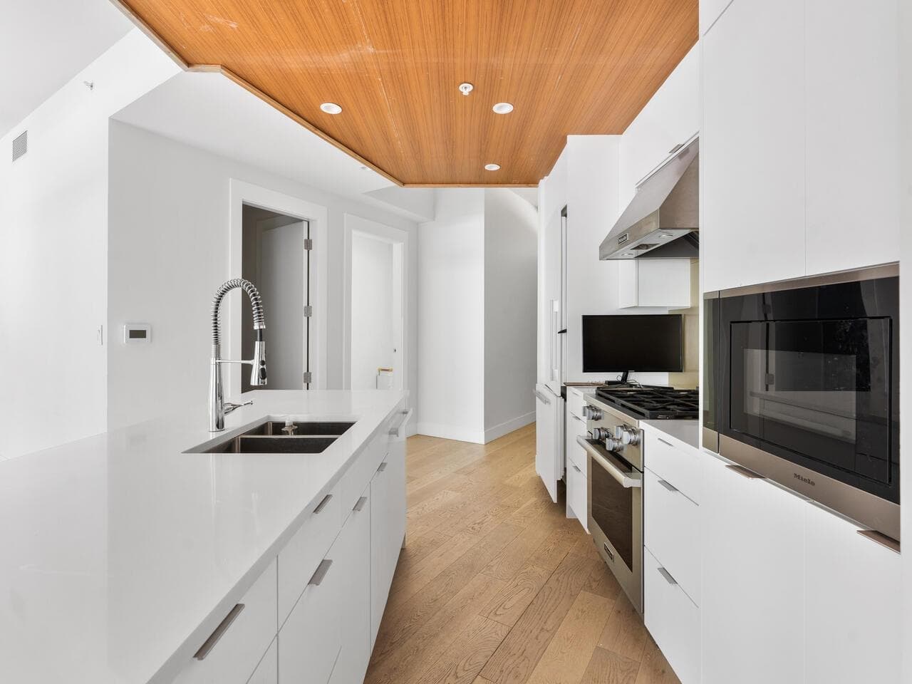 405 - 6687 Nelson Avenue, West Vancouver, V7W 2B2 — photo 3