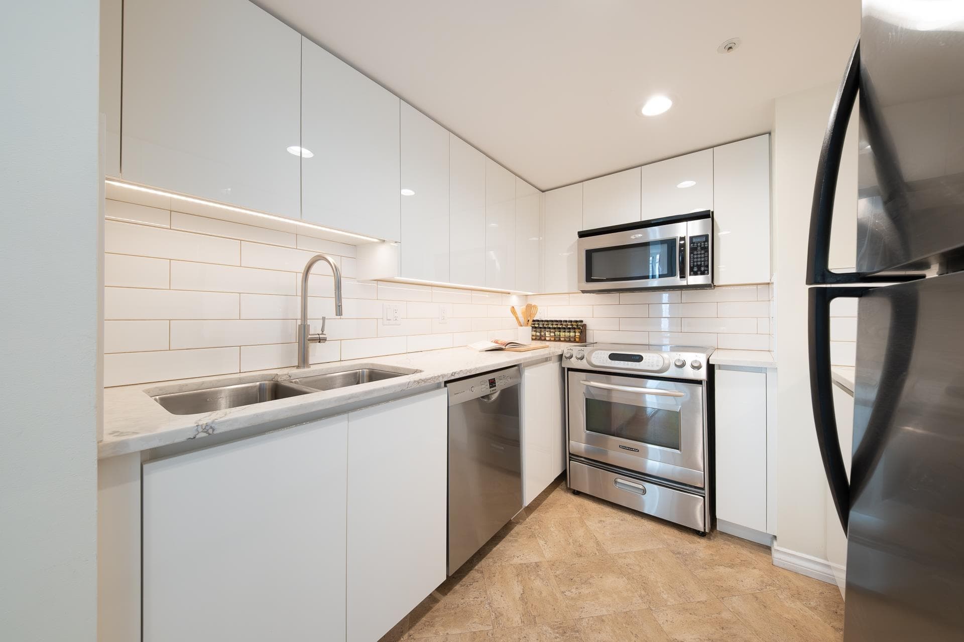 2204 - 183 Keefer Place, Vancouver, V6B 6B9 — photo 2