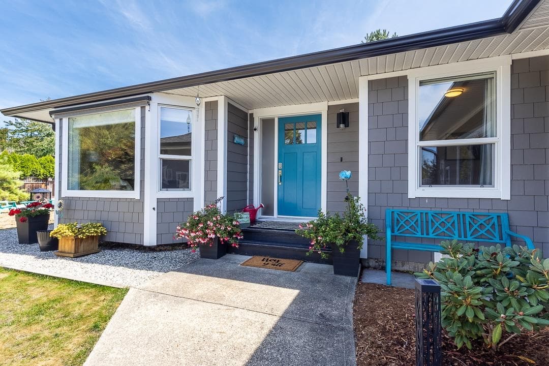 5592 Curtis Place, Sechelt, V7Z 0R9 — photo 1
