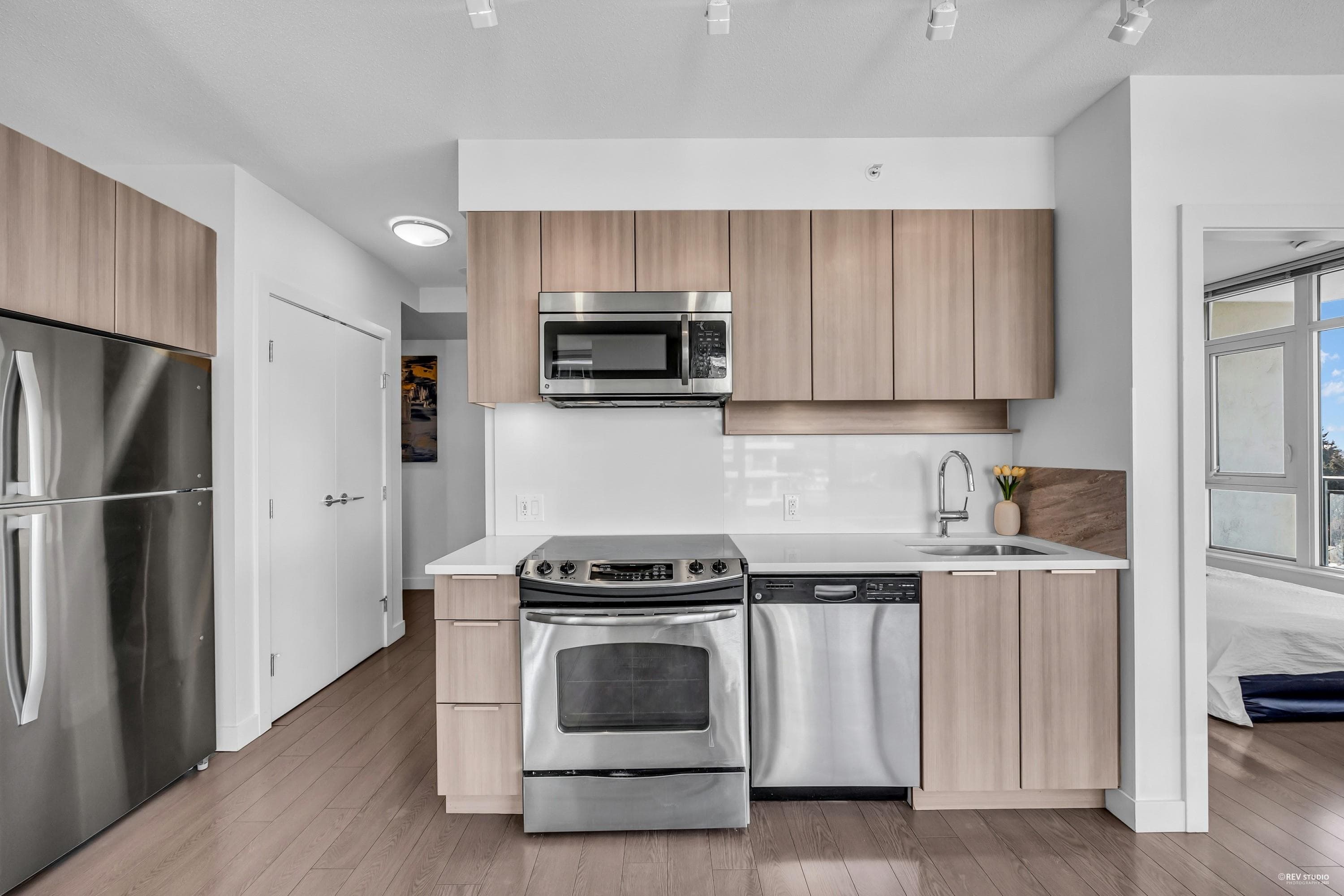 1103 - 13308 Central Avenue, Surrey, V3T 0M4 — photo 4