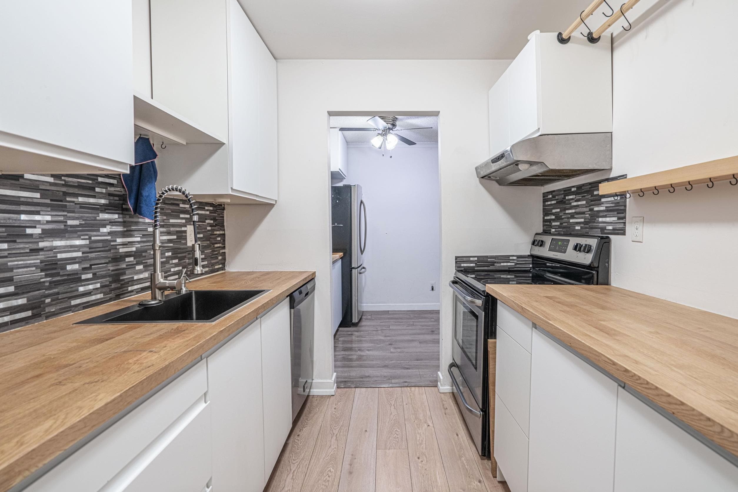 105 - 9584 Manchester Drive, Burnaby, V3N 4R1 — photo 5
