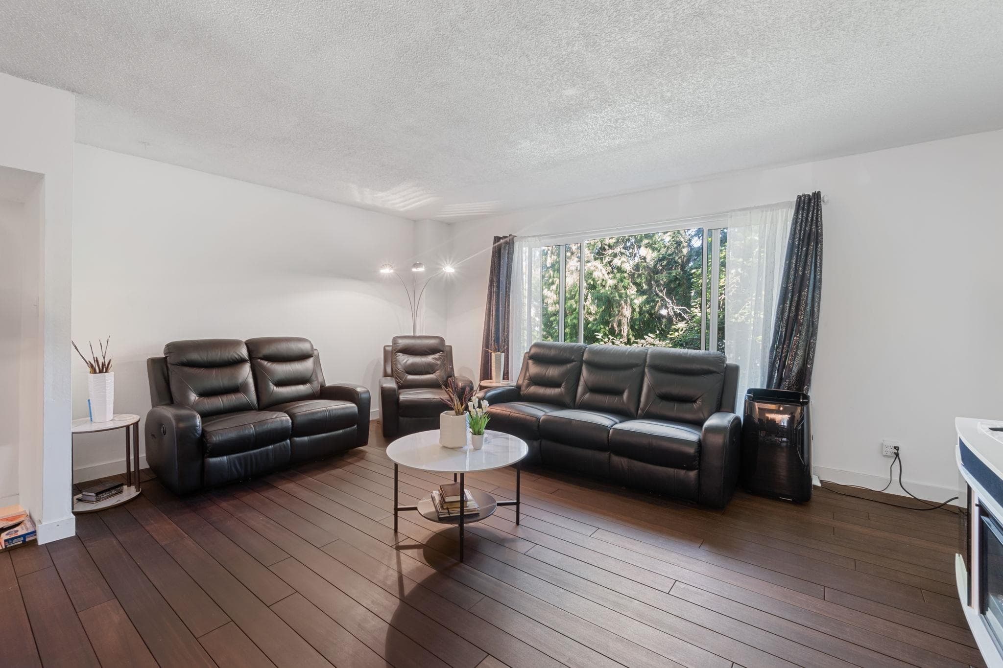 2082 Springer Avenue, Burnaby, V5B 3M5 — photo 2