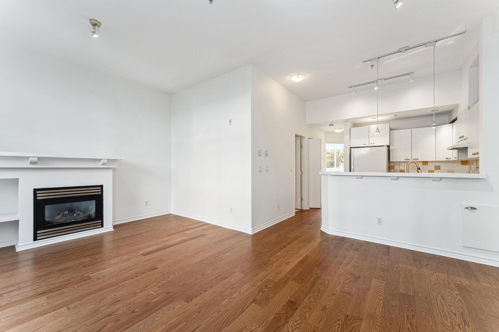 1 - 995 Lynn Valley Road, North Vancouver, V7J 1Z6 — photo 4