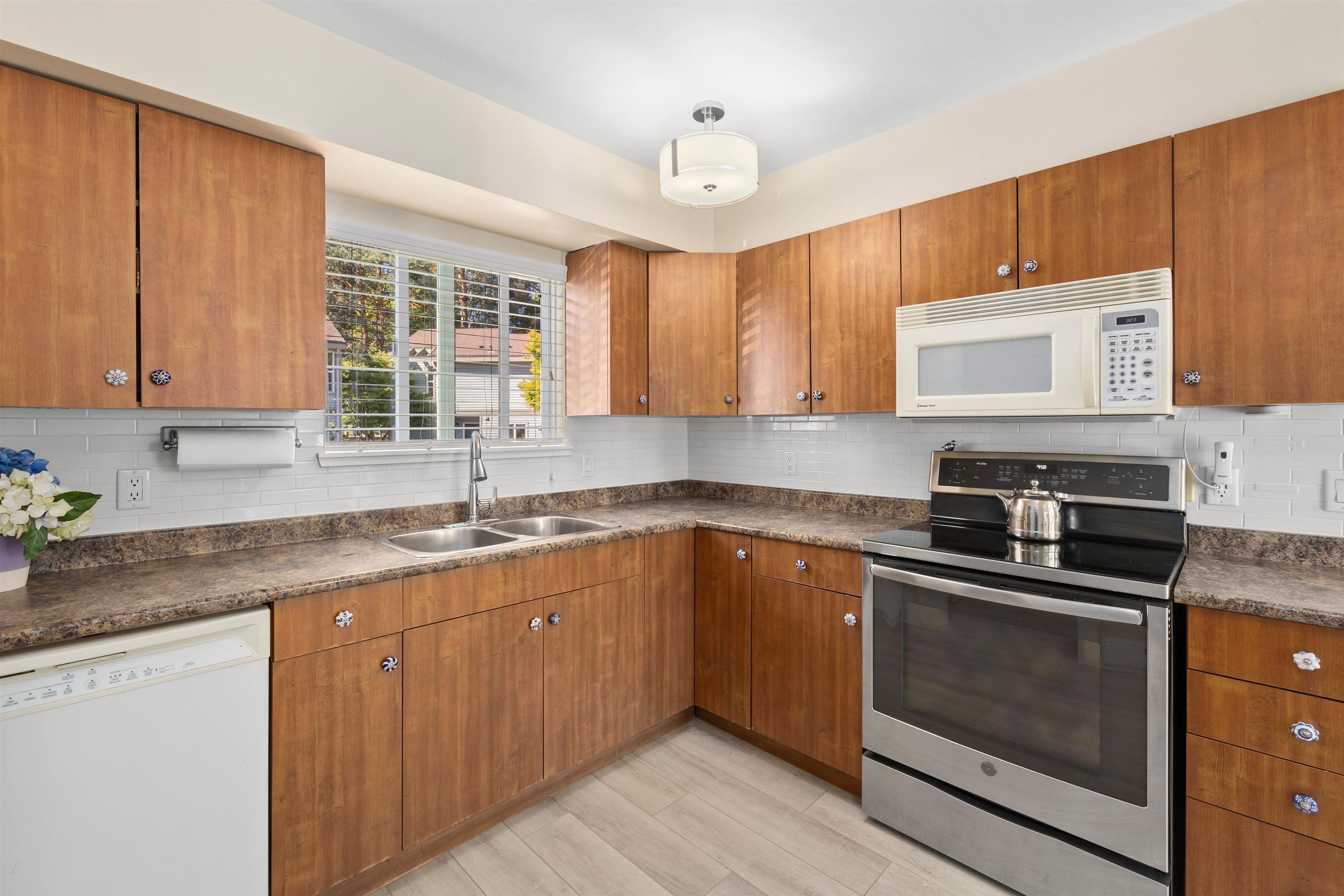 6233 E Greenside Drive, Surrey, V3S 5M8 — photo 2