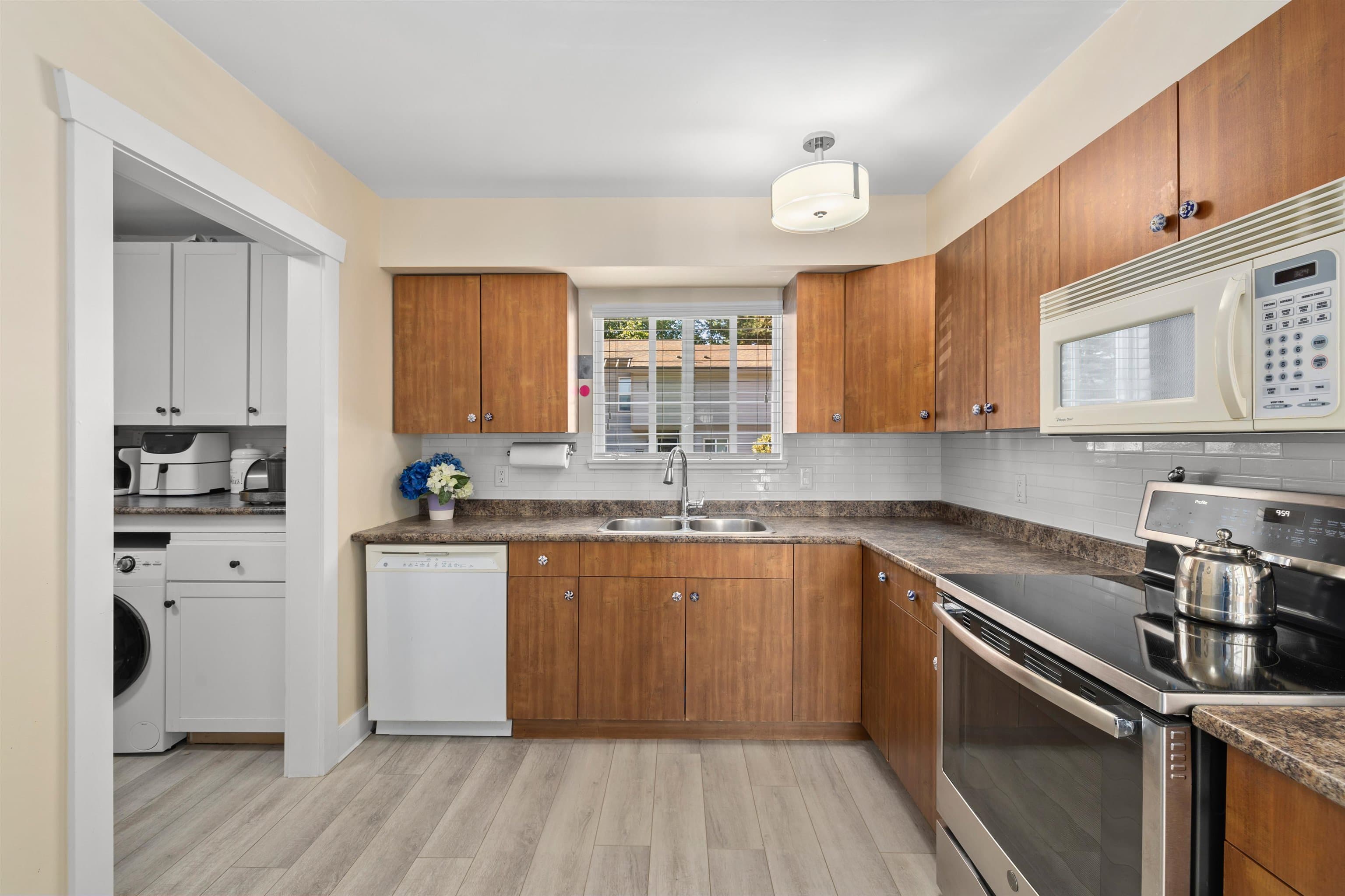 6233 E Greenside Drive, Surrey, V3S 5M8 — photo 1