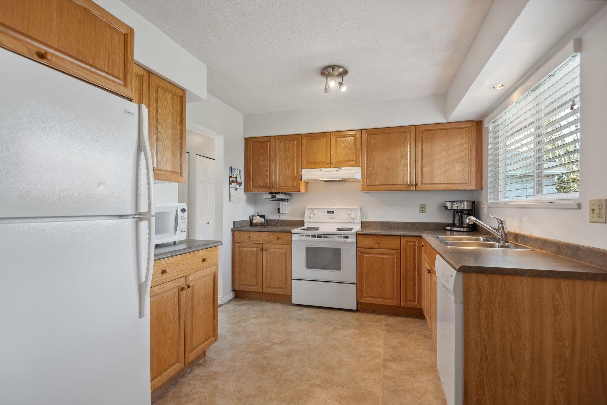 21247 94b Avenue, Langley, V1M 1L8 — photo 2