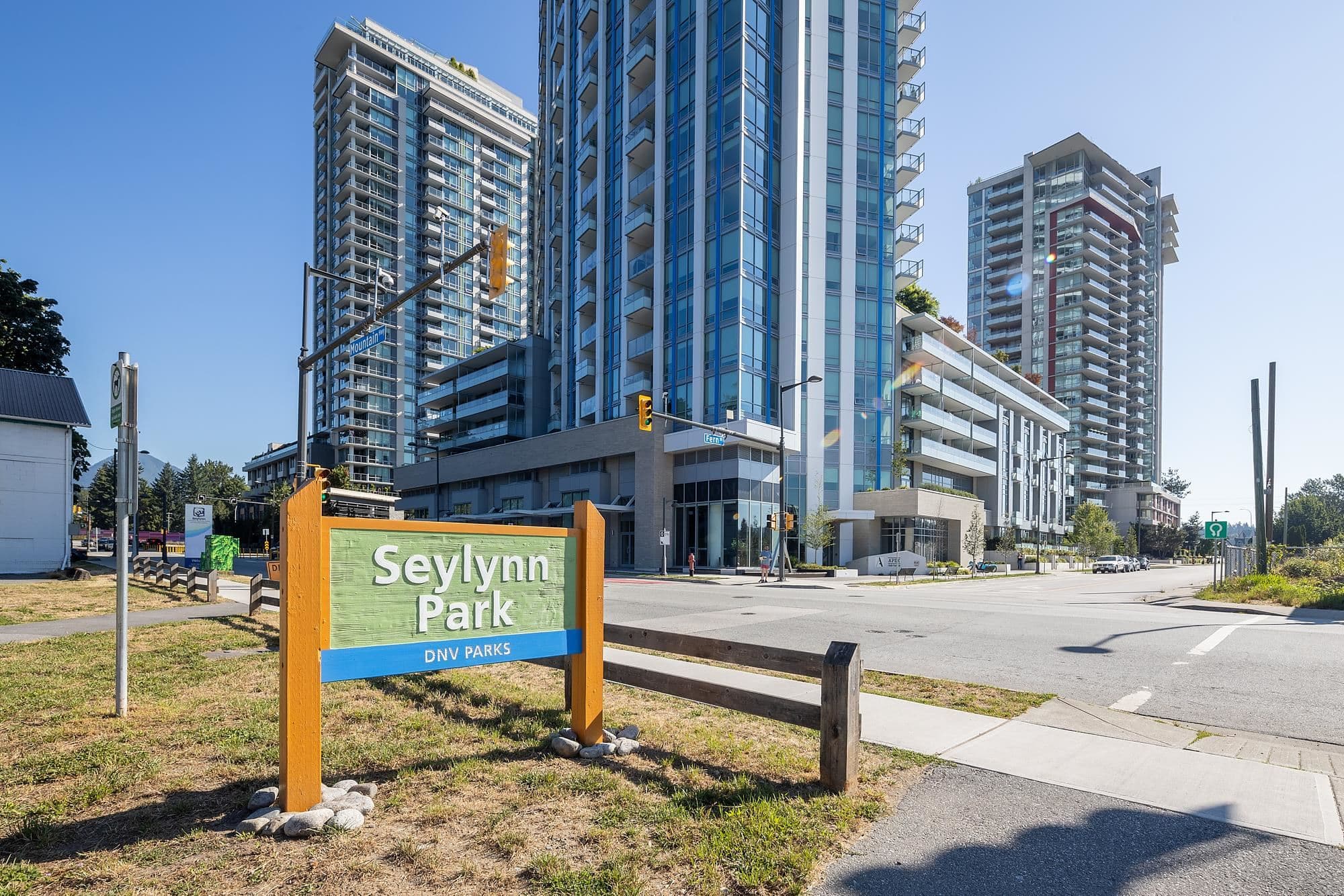 2406 - 1500 Fern Street, North Vancouver, V7J 0E6 — photo 4