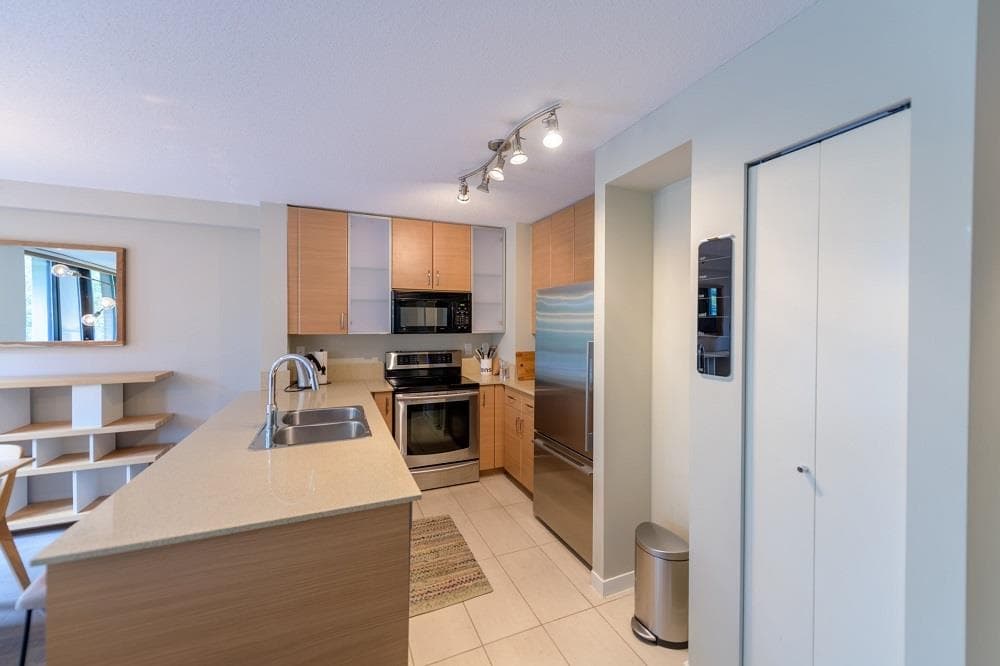 302 - 909 Mainland Street, Vancouver, V6B 1S3 — photo 2