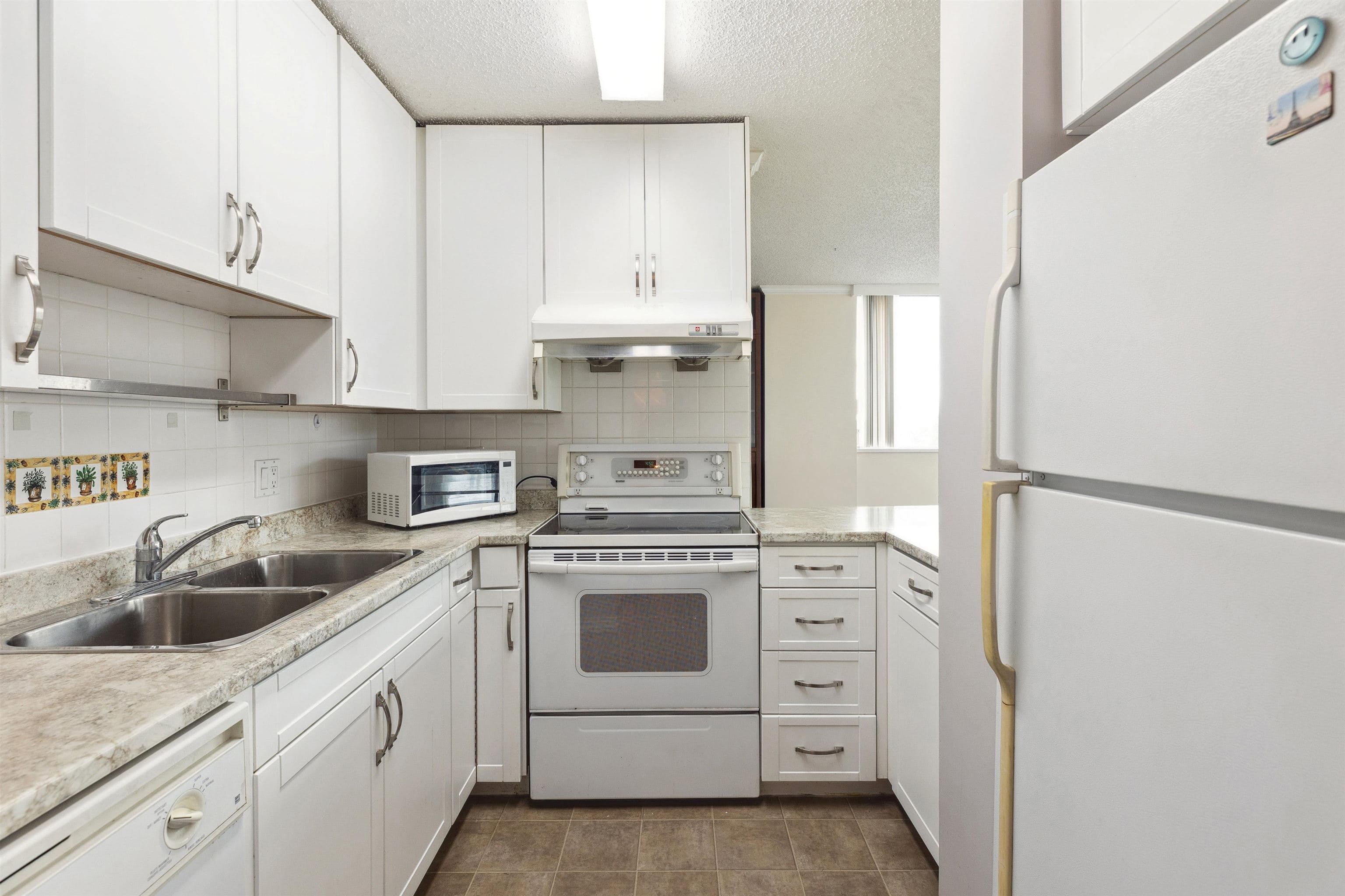 806 - 3970 Carrigan Court, Burnaby, V3N 4S5 — photo 5