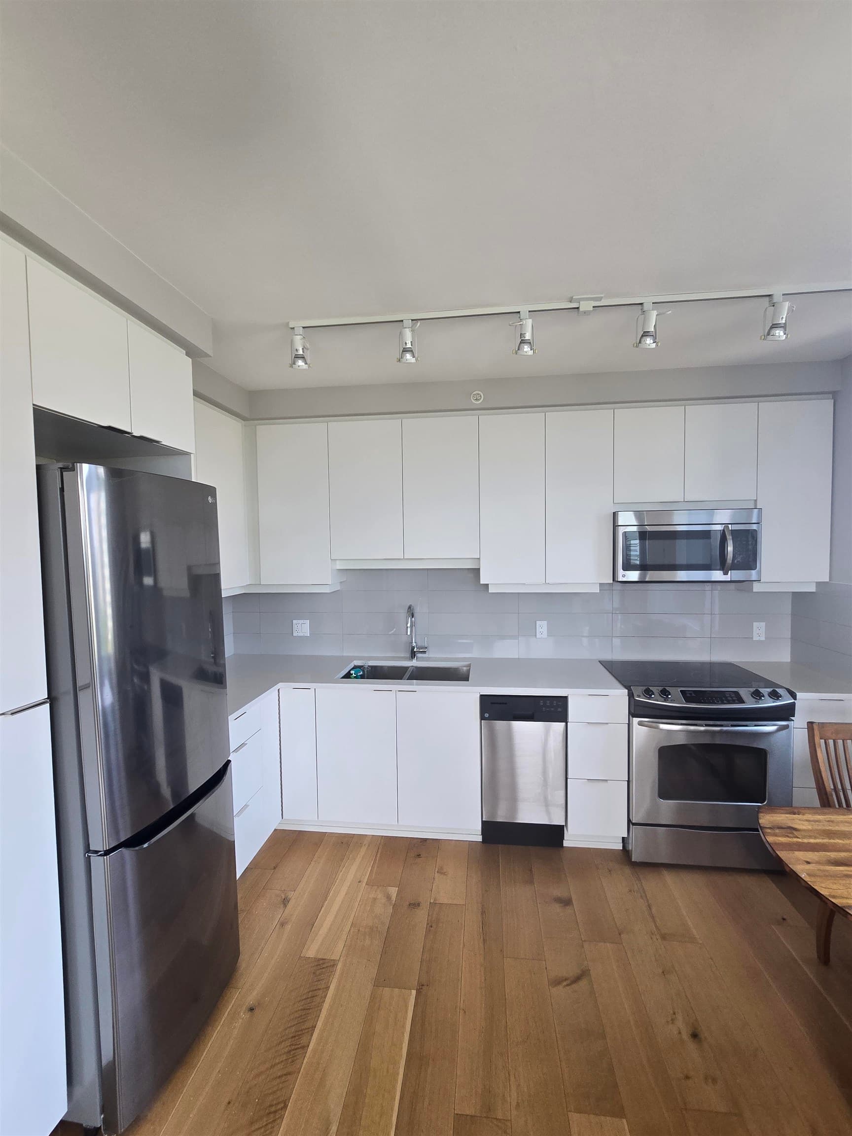 1002 - 9393 Tower Road, Burnaby, V5A 0E2 — photo 5