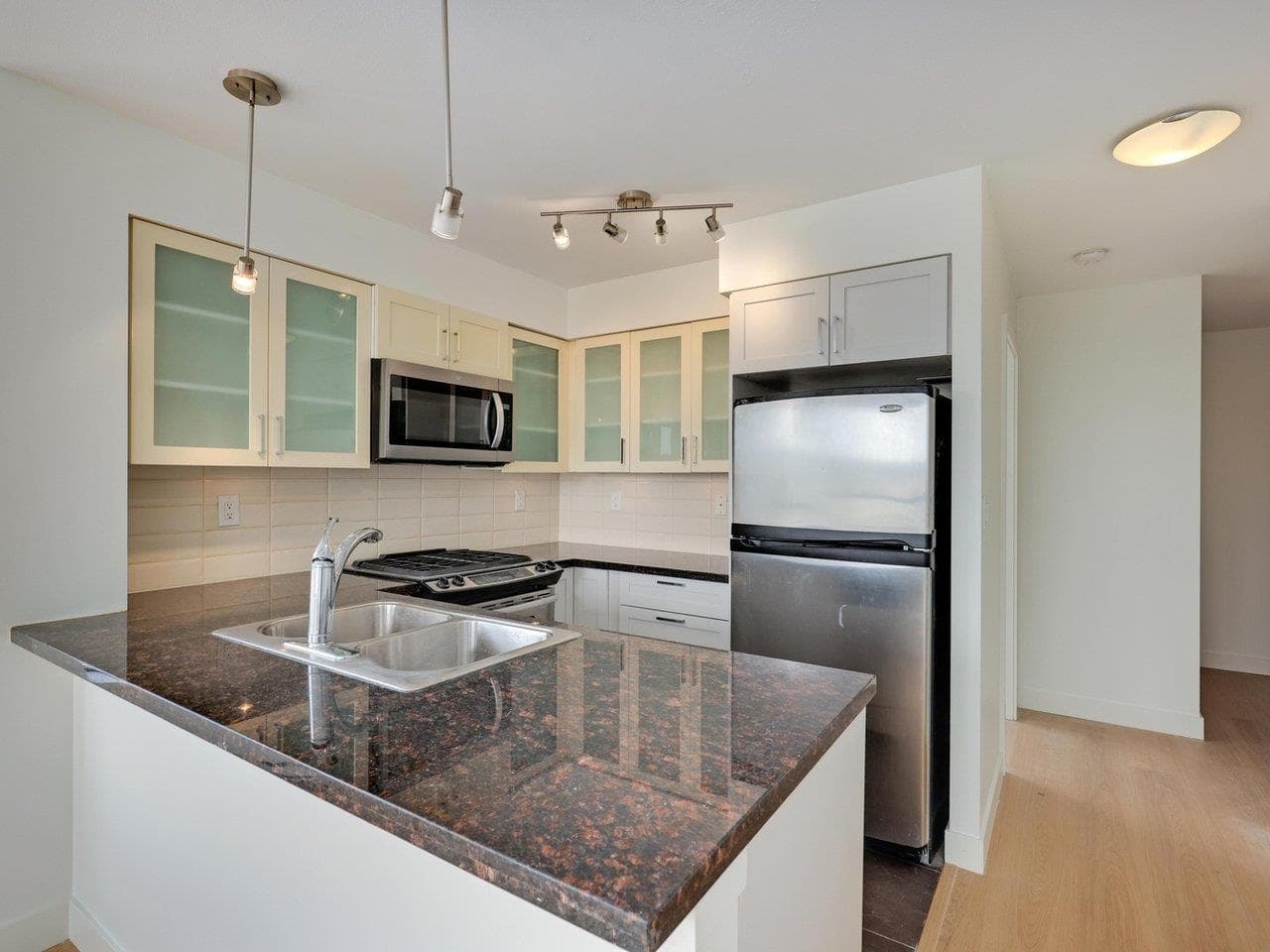 1607 - 1 Renaissance Square, New Westminster, V3M 0B6 — photo 2