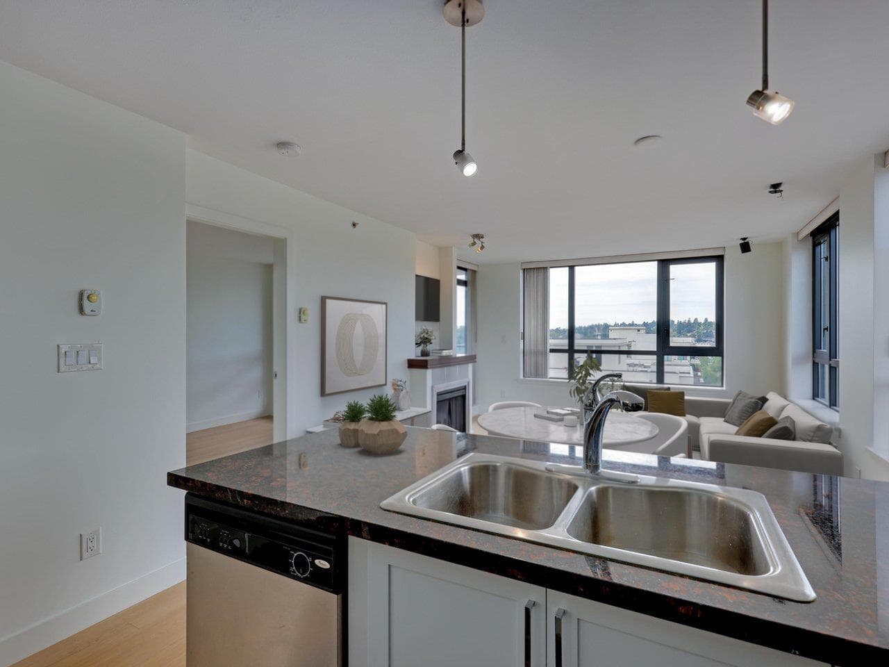 1607 - 1 Renaissance Square, New Westminster, V3M 0B6 — photo 4